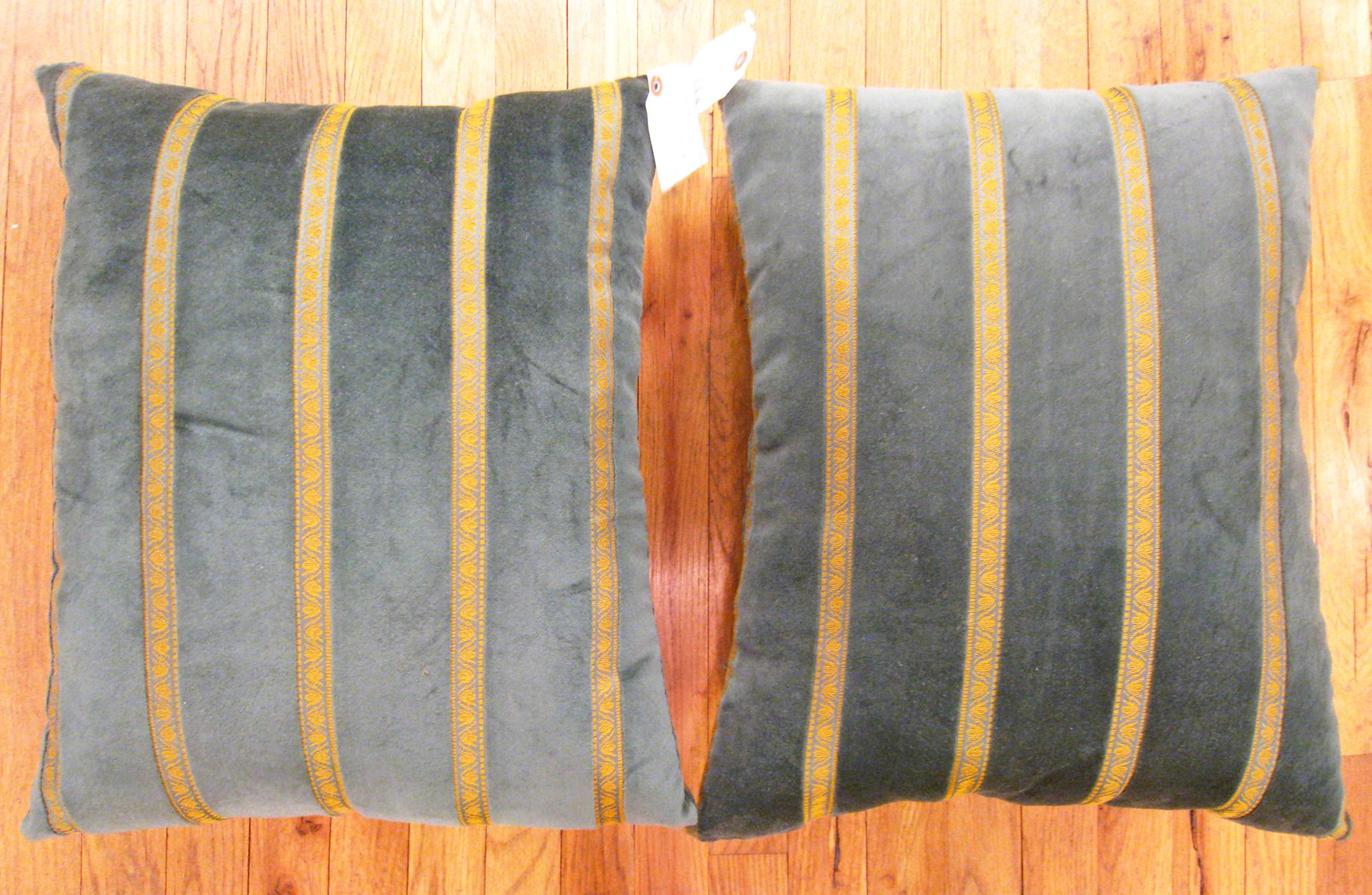 Paire de coussins décoratifs vintage en velours vert avec motif Art Déco Bon état - En vente à New York, NY