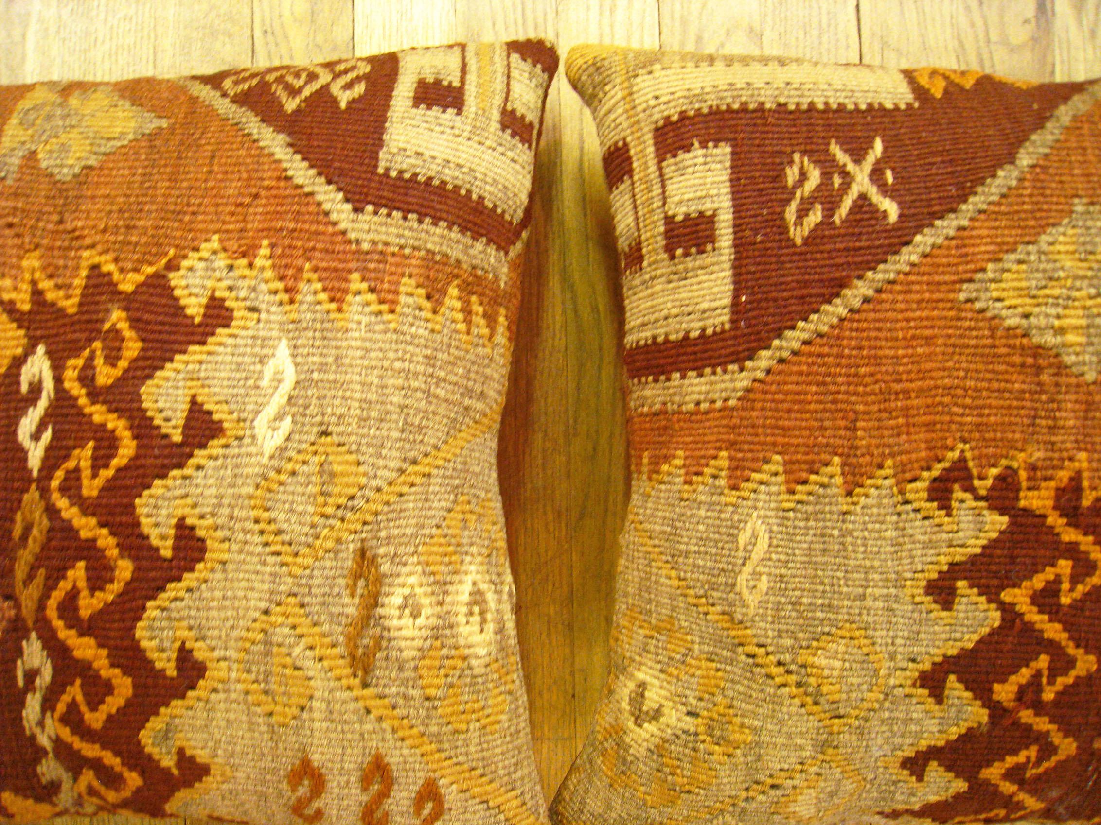 Pair of Decorative Vintage Turkish Kilim Rug Pillows with Geometric Abstracts In Good Condition For Sale In New York, NY