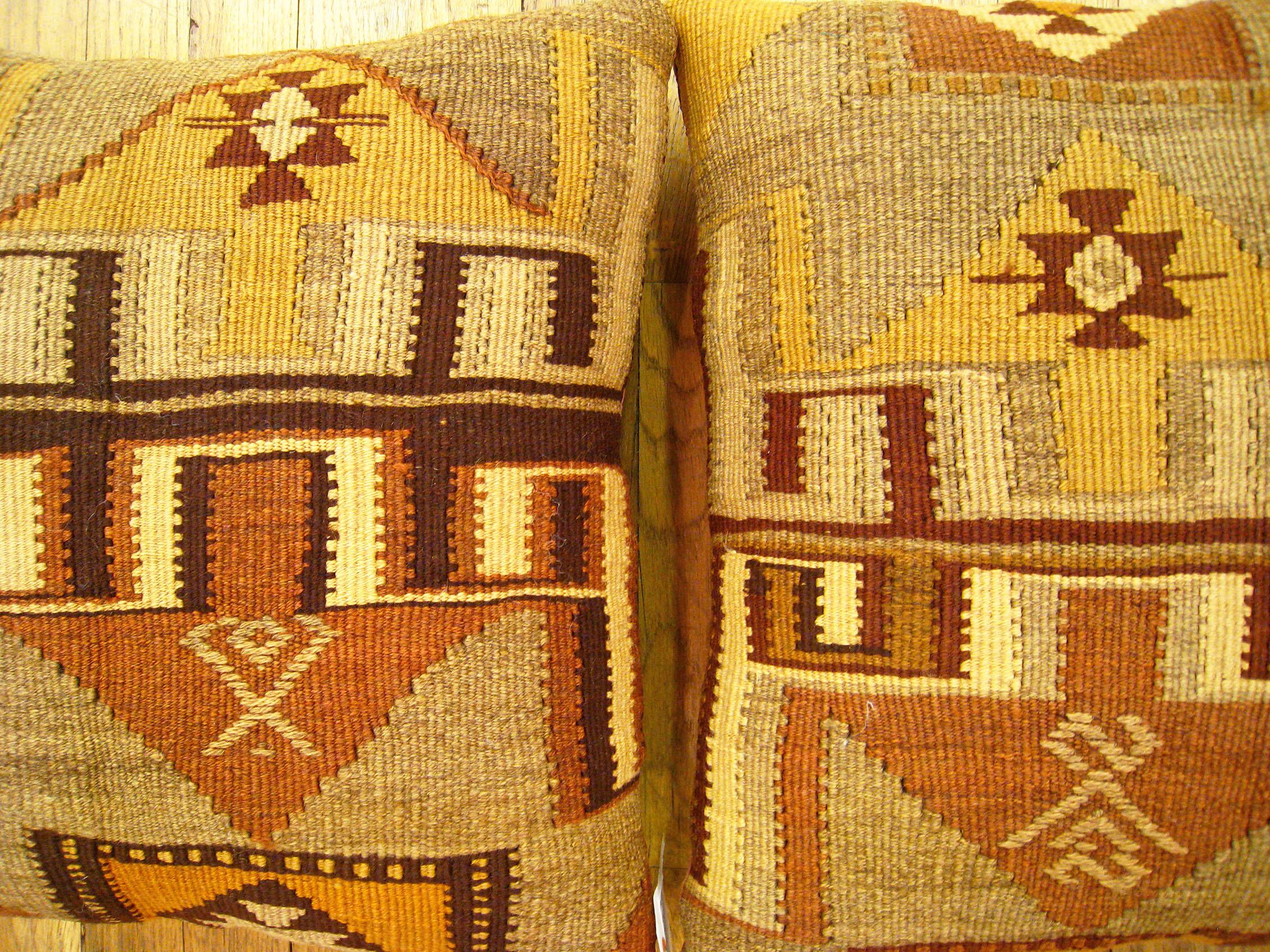 Dekorative türkische Vintage-Kelim-Teppich-Kissen mit geometrischen Abstraktionen, Paar im Zustand „Gut“ im Angebot in New York, NY