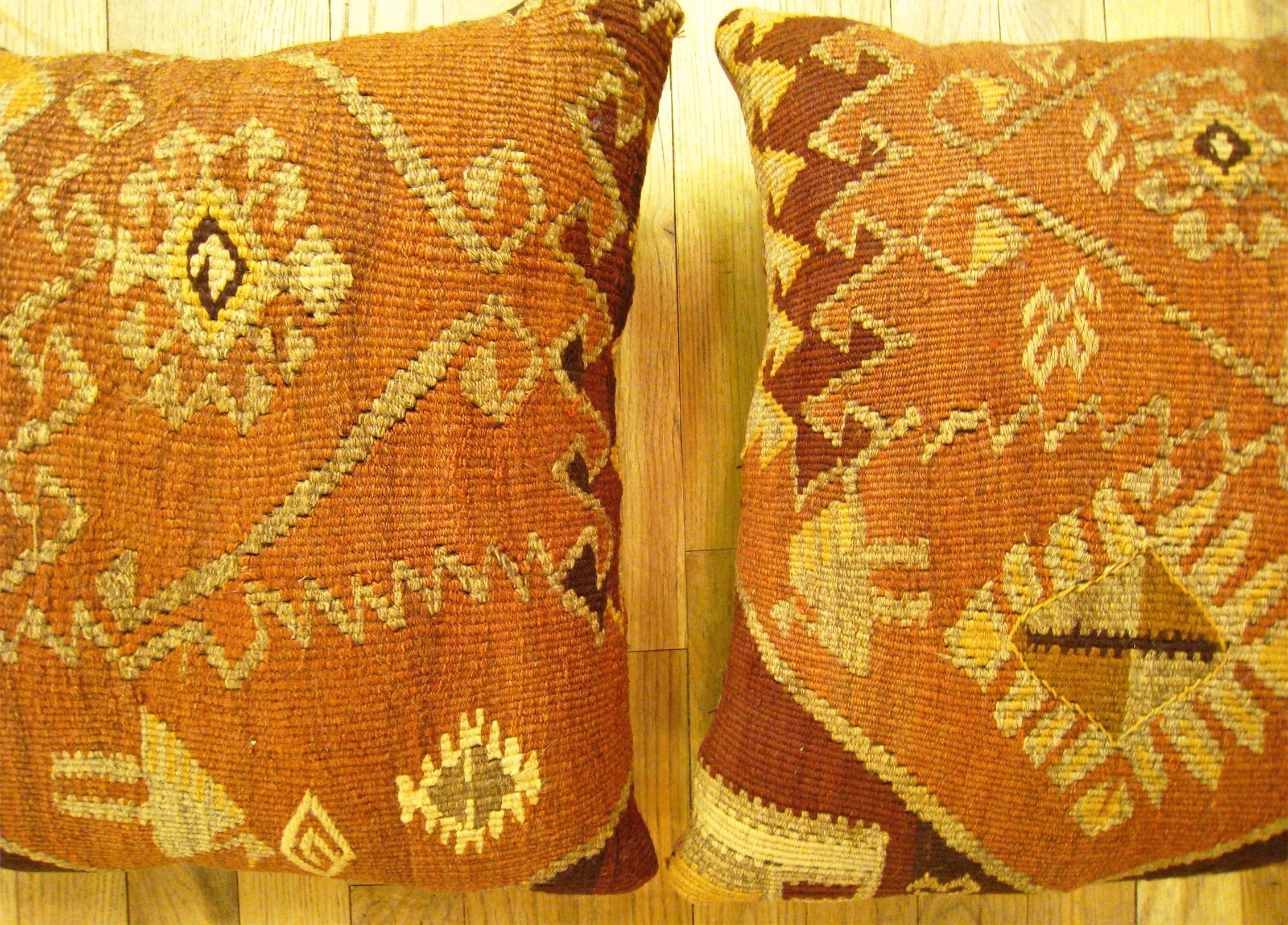 Pair of Decorative Vintage Turkish Kilim Rug Pillows with Geometric Abstracts In Good Condition For Sale In New York, NY