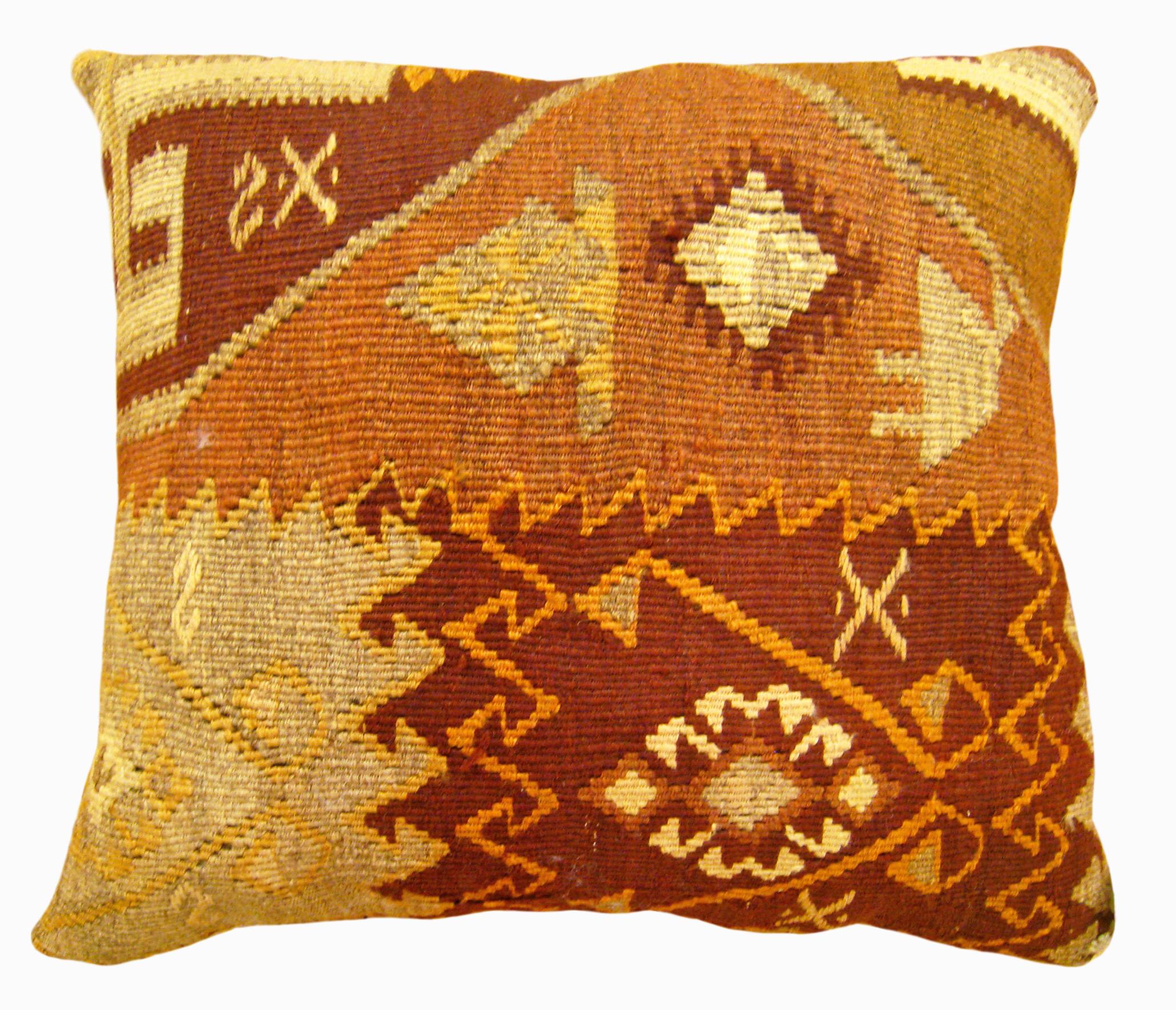 Paire de coussins décoratifs turcs Kilim vintage avec motifs géométriques abstraits en vente 3