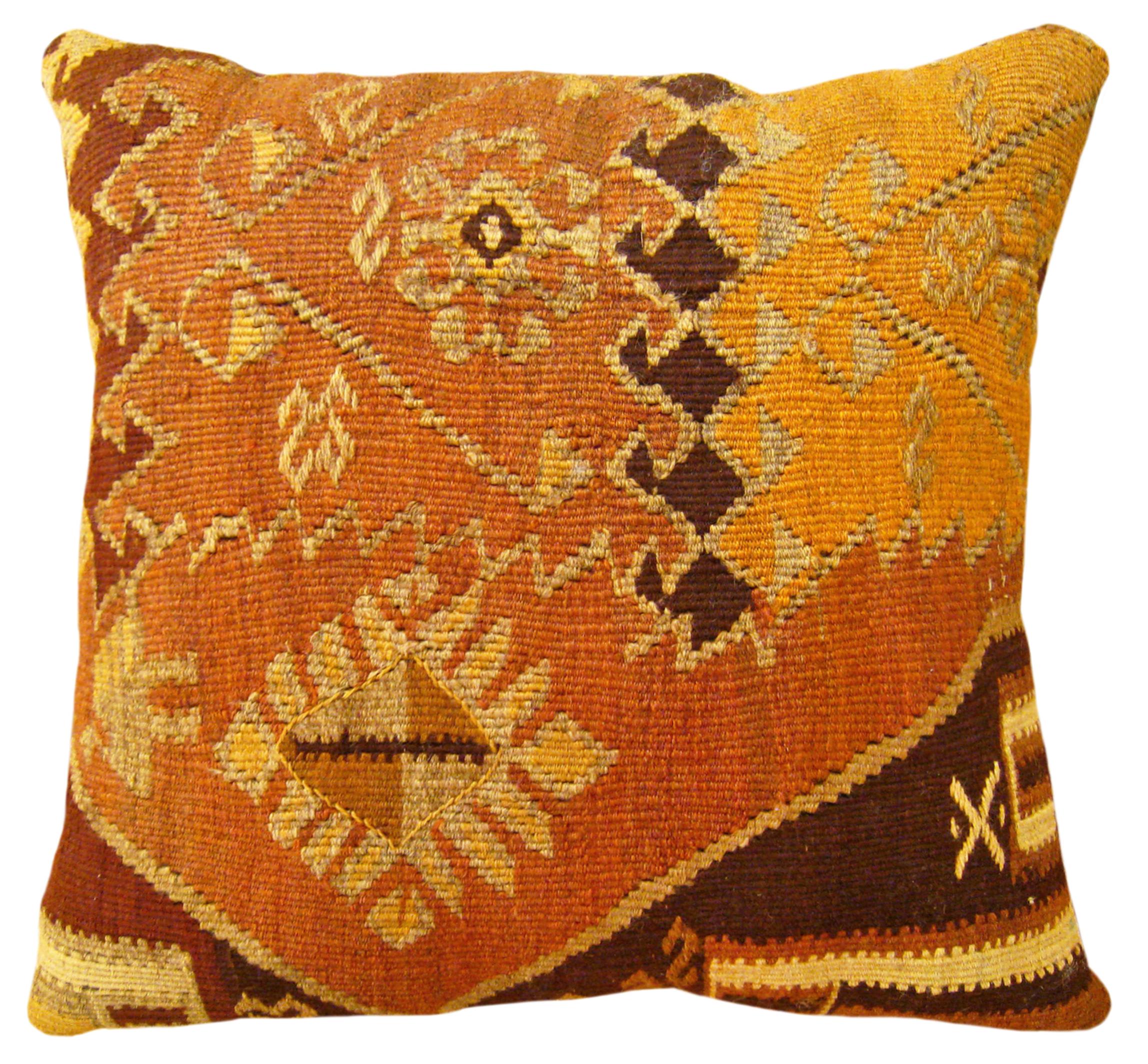 Paire de coussins décoratifs turcs Kilim vintage avec motifs géométriques abstraits en vente 3