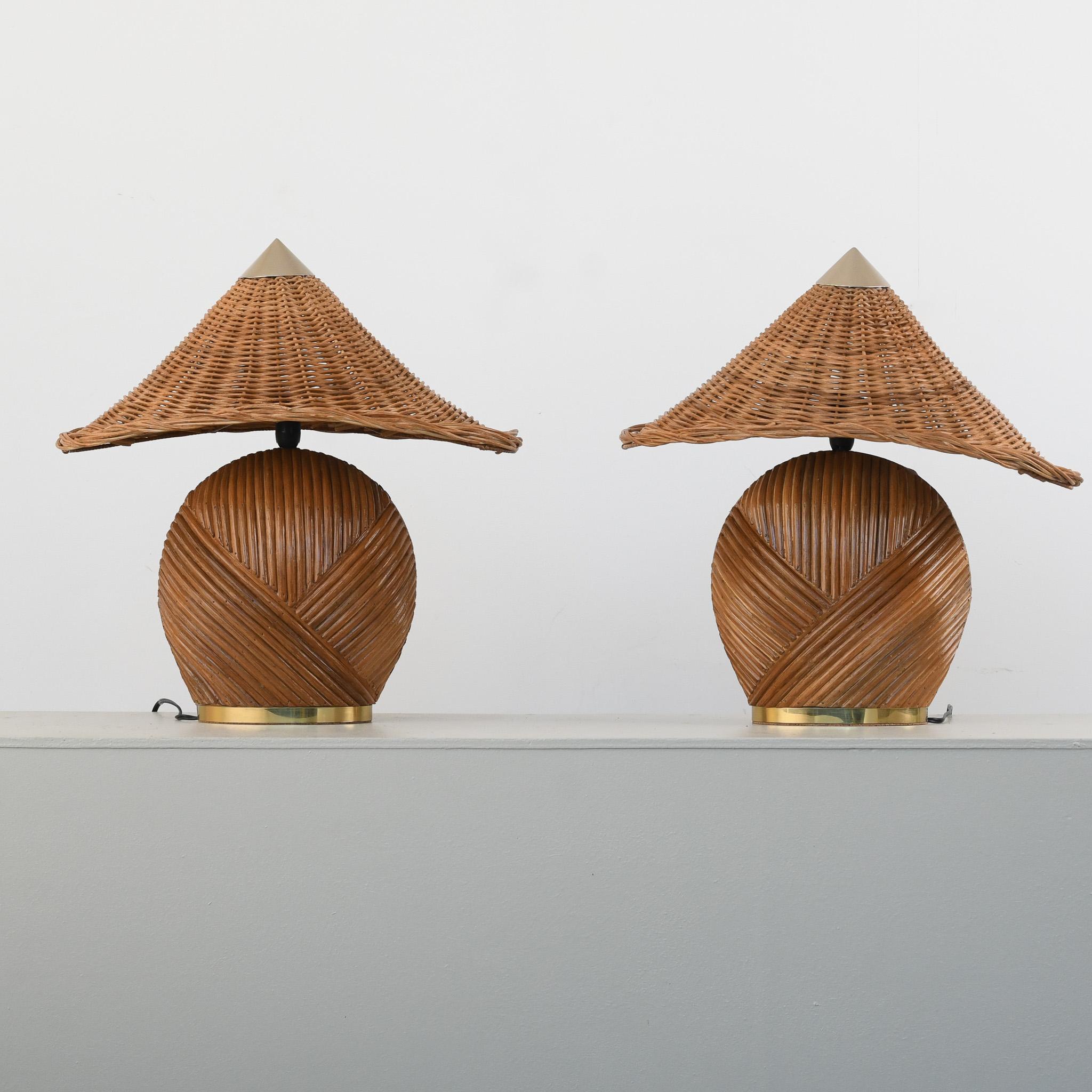Pareja de lámparas de sobremesa de ratán Deka Pencil Reed  

Elaborada con precisión y arte, la Lámpara de mesa de ratán Deka Pencil Reed es una impresionante creación artesanal de Rattanology, diseñada para aportar elegancia orgánica y encanto