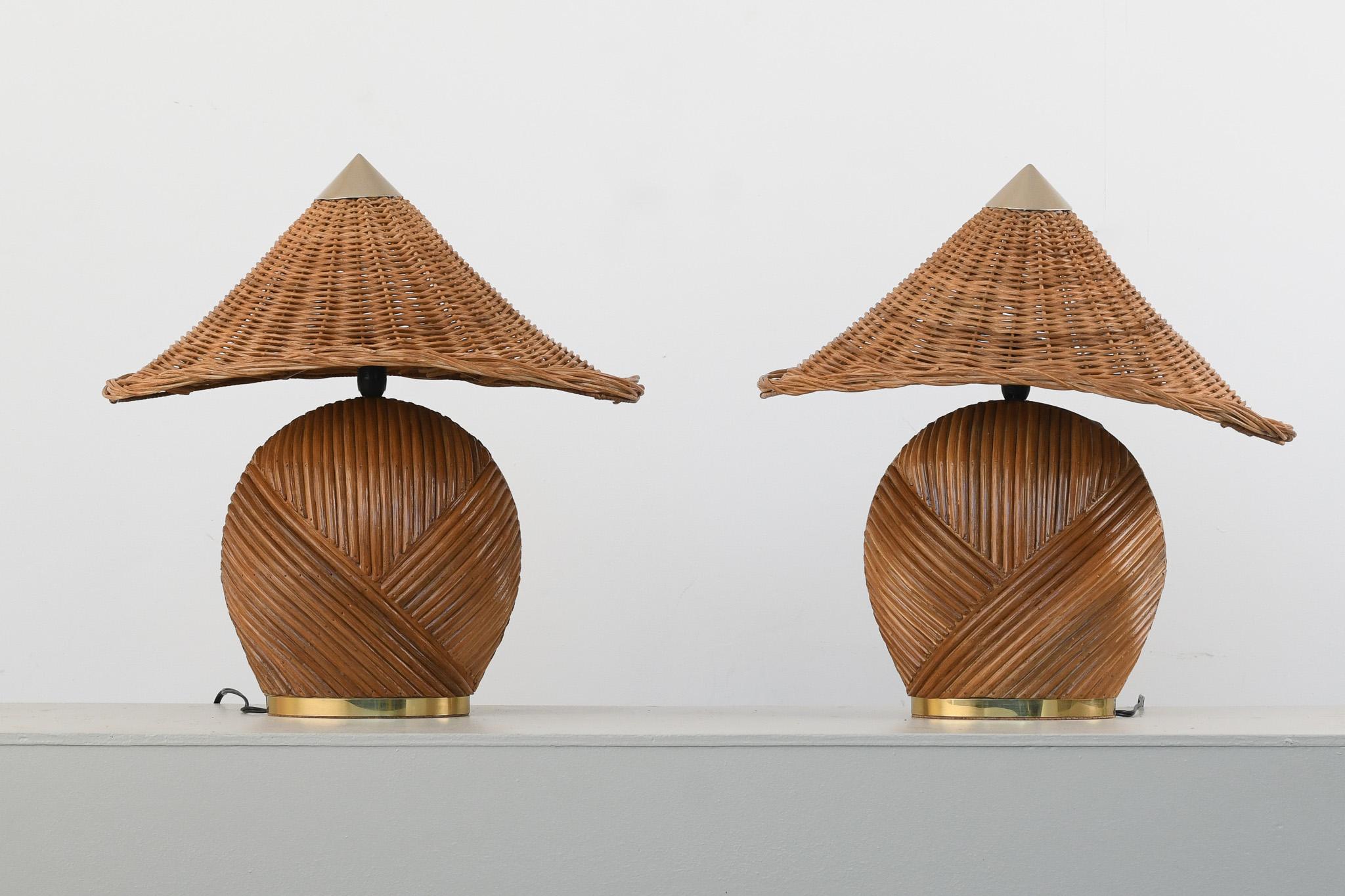 Un par de lámparas de mesa de ratán Deka Filipino en venta