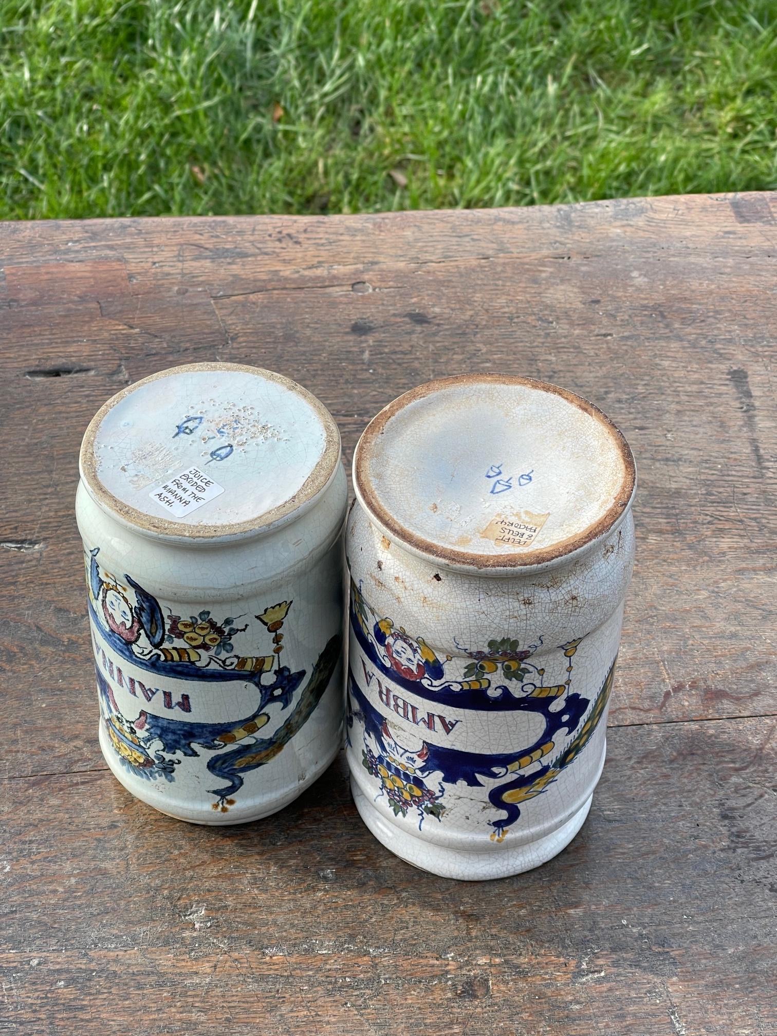 A Pair of Delft pots  In Good Condition For Sale In Bakewell, GB