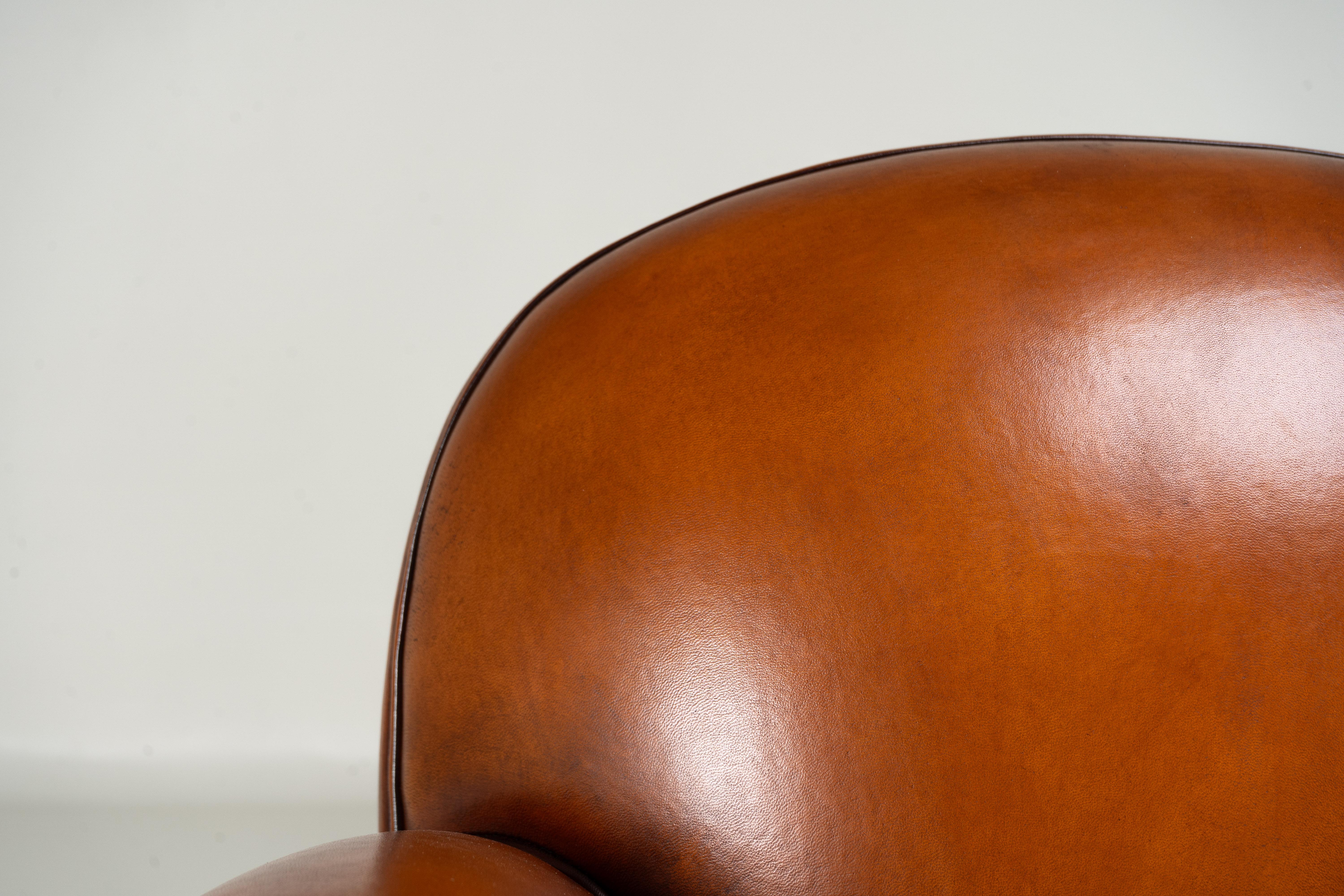 Français Paire de chaises Demi Lune en peau de mouton en vente