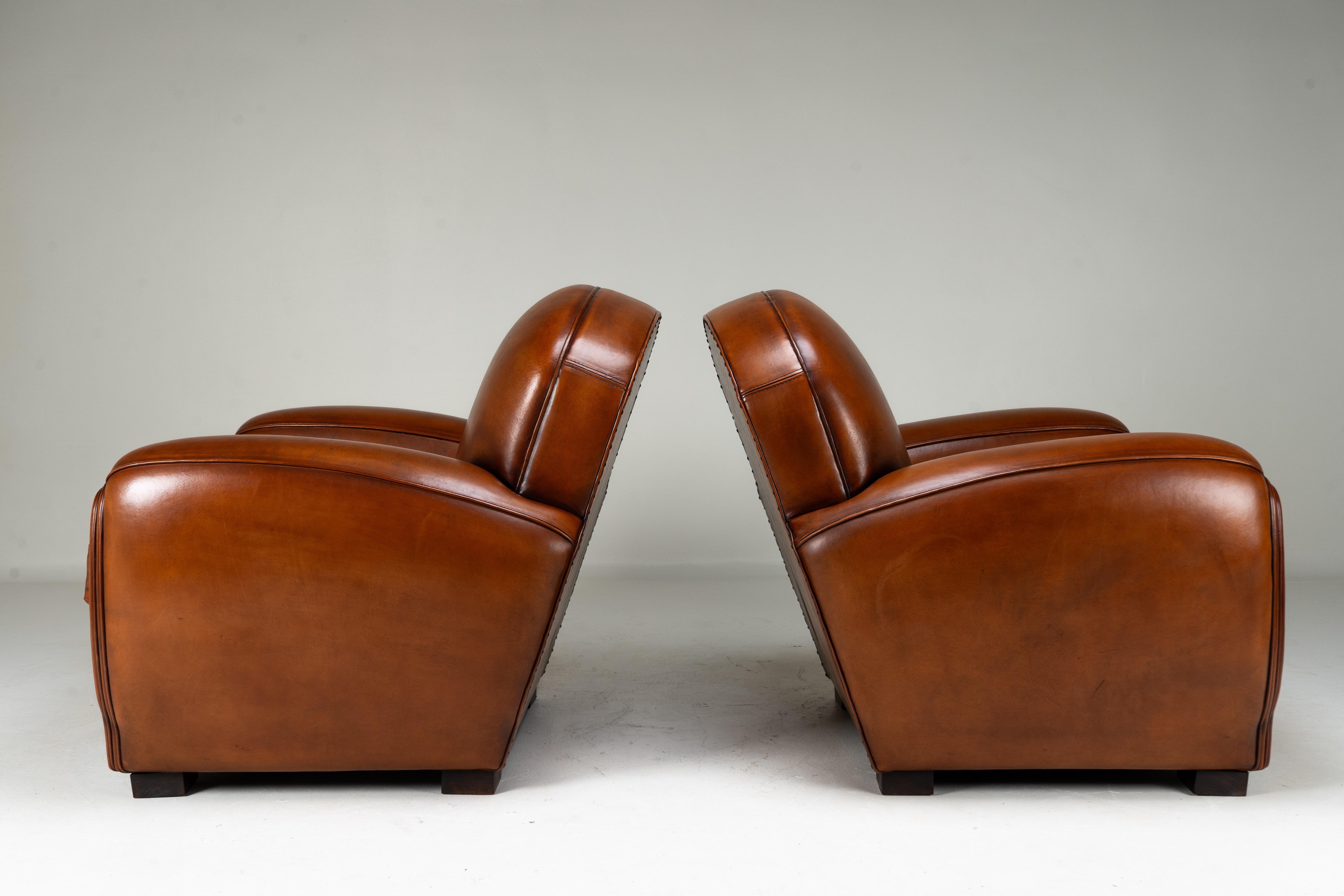 Paire de chaises Demi Lune en peau de mouton Bon état - En vente à Chicago, IL