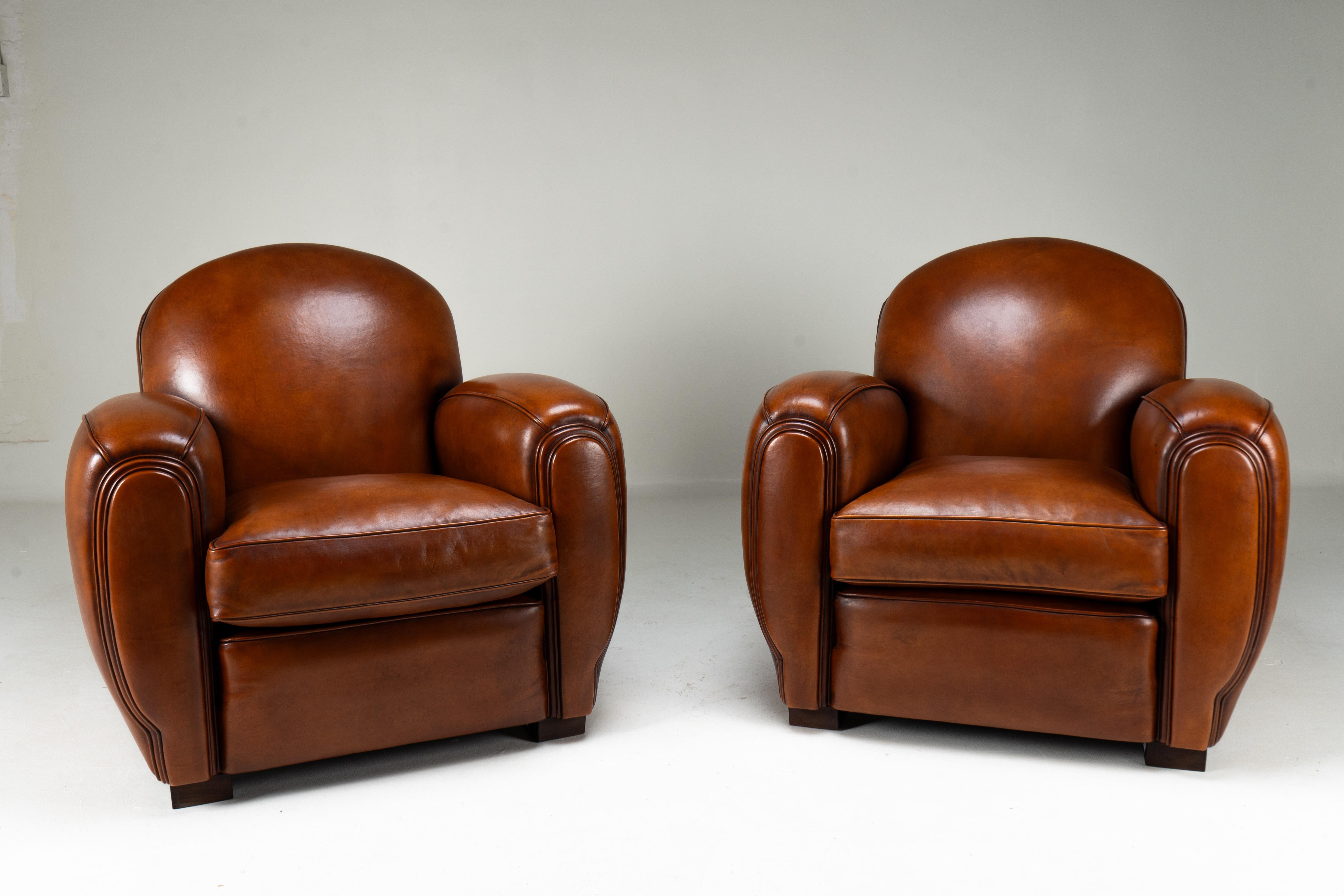 Cuir de mouton Paire de chaises Demi Lune en peau de mouton en vente