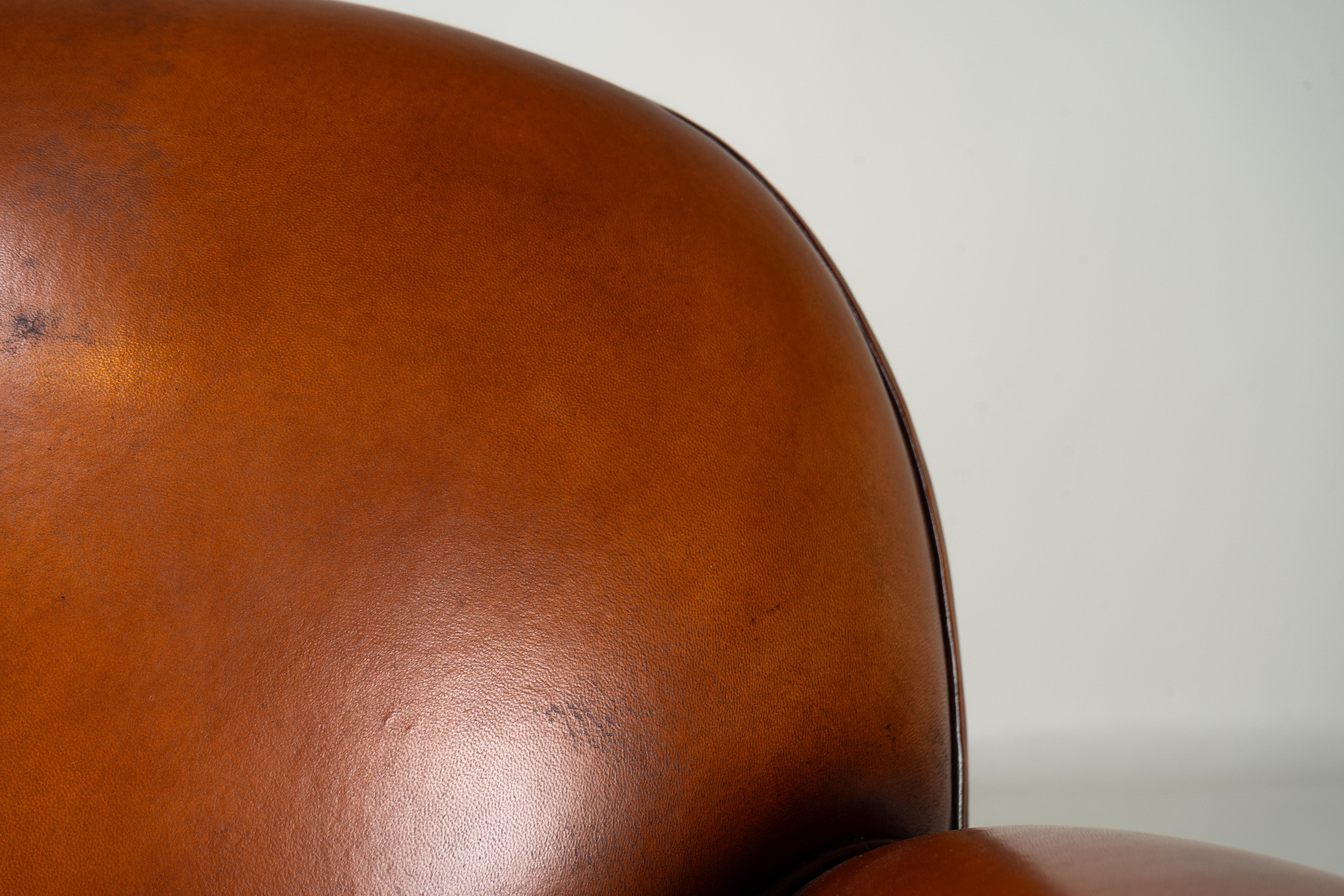 Cuir de mouton Paire de chaises Demi Lune en peau de mouton en vente