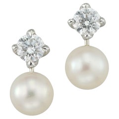 Une paire de boucles d'oreilles en diamants et perles de culture