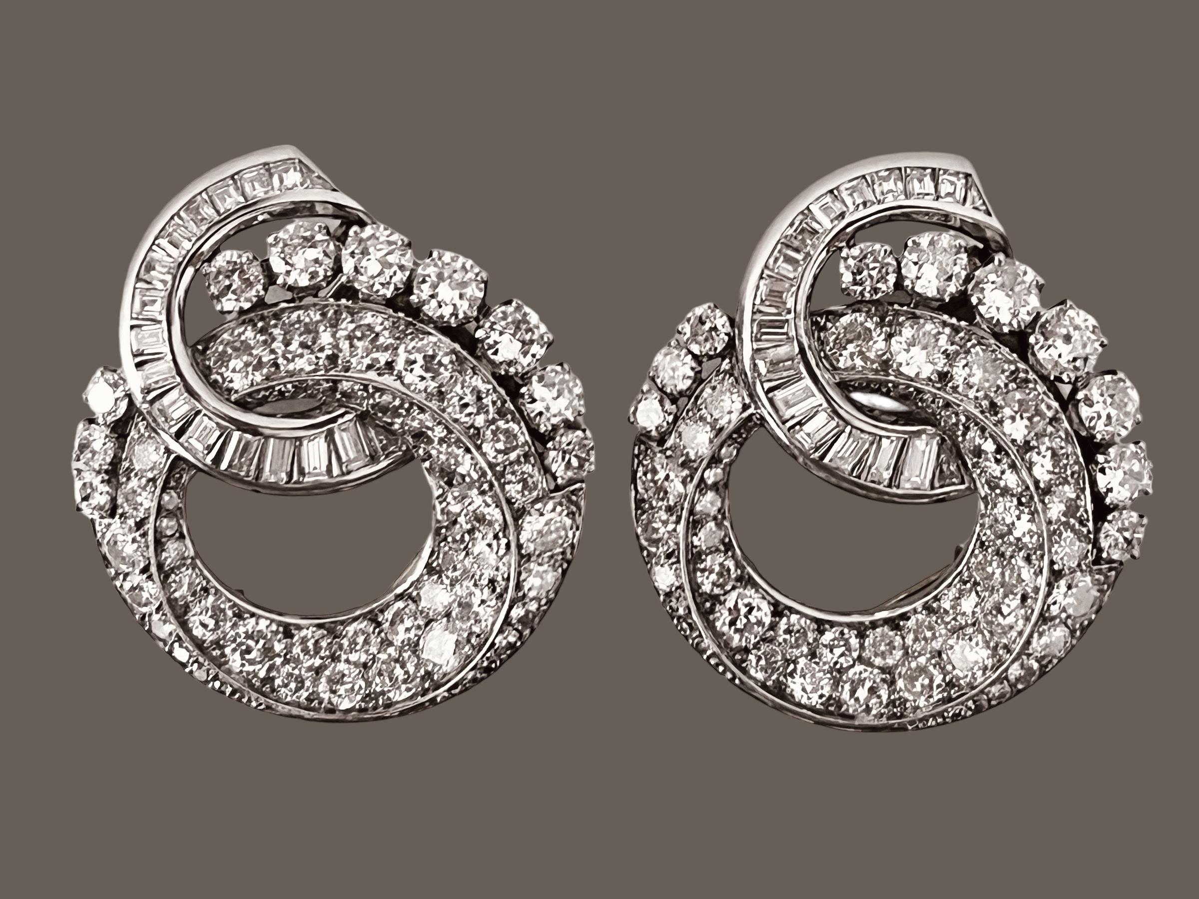 A Pair Of 10 Carats  Diamond Clip Brooches Mounted In Platinum. Circa 1930 For Sale 2