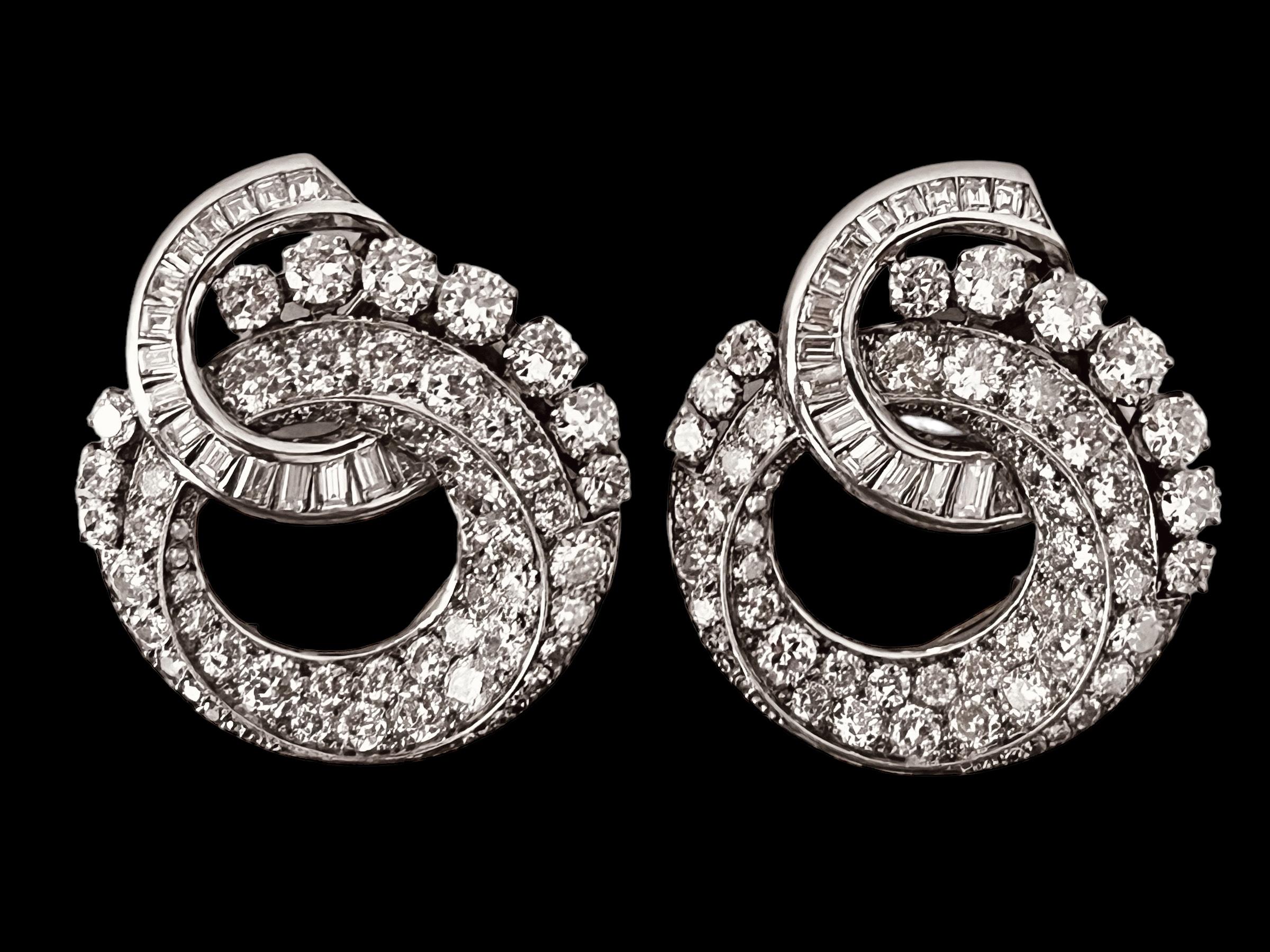 A Pair Of 10 Carats  Diamond Clip Brooches Mounted In Platinum. Circa 1930 For Sale 3