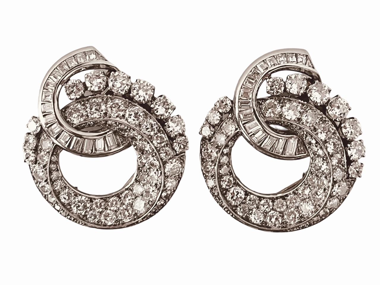 A Pair Of 10 Carats  Diamond Clip Brooches Mounted In Platinum. Circa 1930 For Sale 1