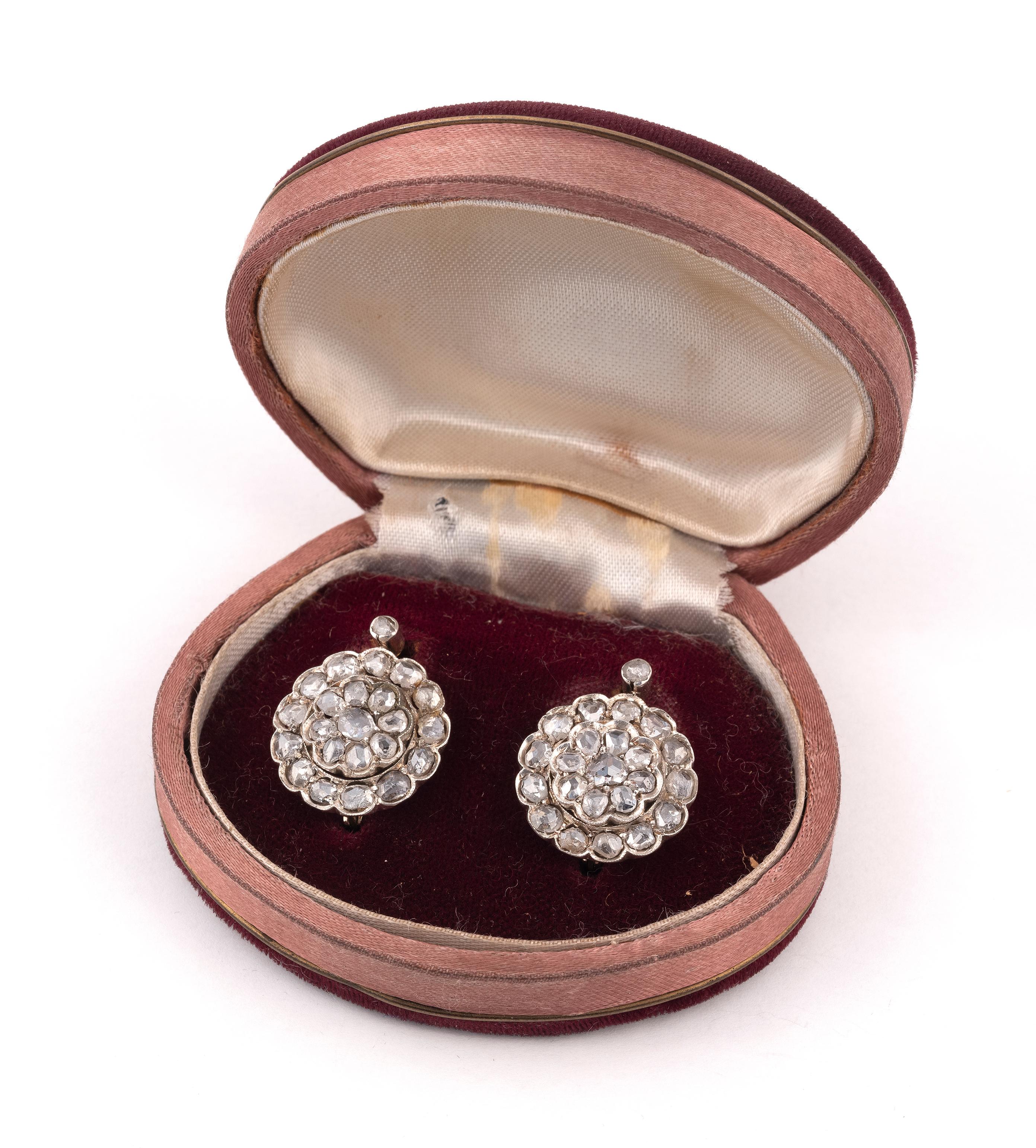 Each set throughout with rose-cut diamonds, length 2.5cm
Weight: 5.54gr.
Original case