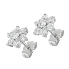 Un paio di orecchini con diamanti a grappolo