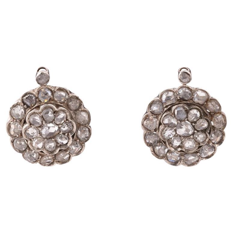 Ciascuno con diamanti taglio rosa incastonati, lunghezza 2,5 cm.
Peso: 5,54gr.
Custodia originale

