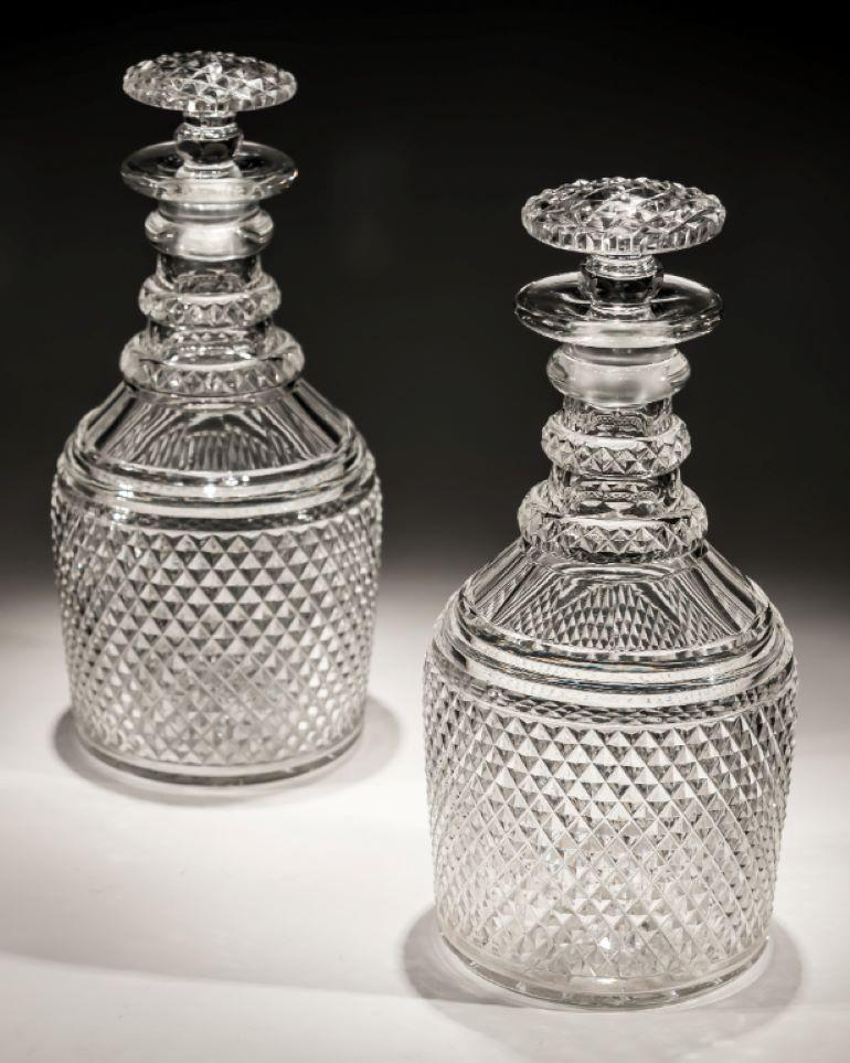 A pair of diamond cut glass Regency decanters

England, 1810.