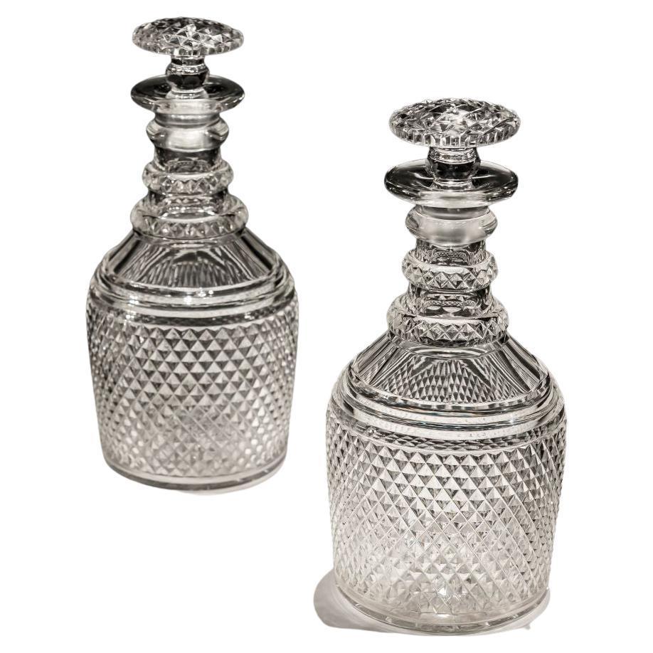 Paire de carafes à décanter en verre taillé en diamant de style Régence