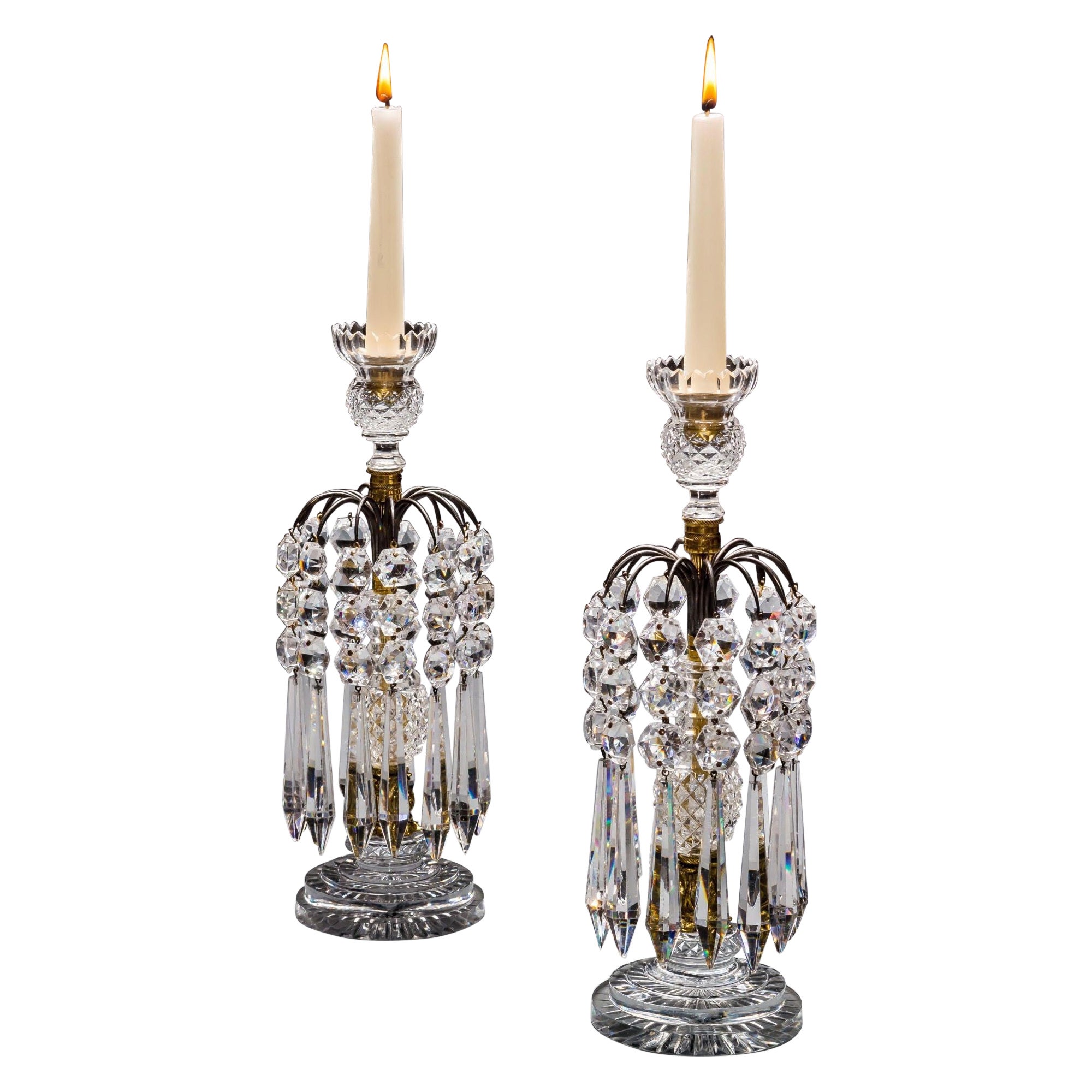 Paire de chandeliers de style Régence taillés en diamant et en gradins