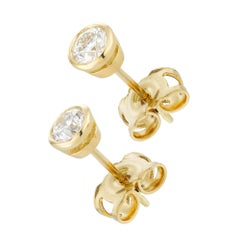 Une paire de boucles d'oreilles à clous en diamant