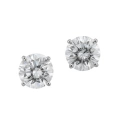 Ein Paar Diamant-Ohrstecker mit Diamanten