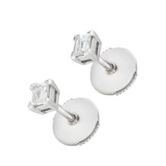 Un par de pendientes de diamantes