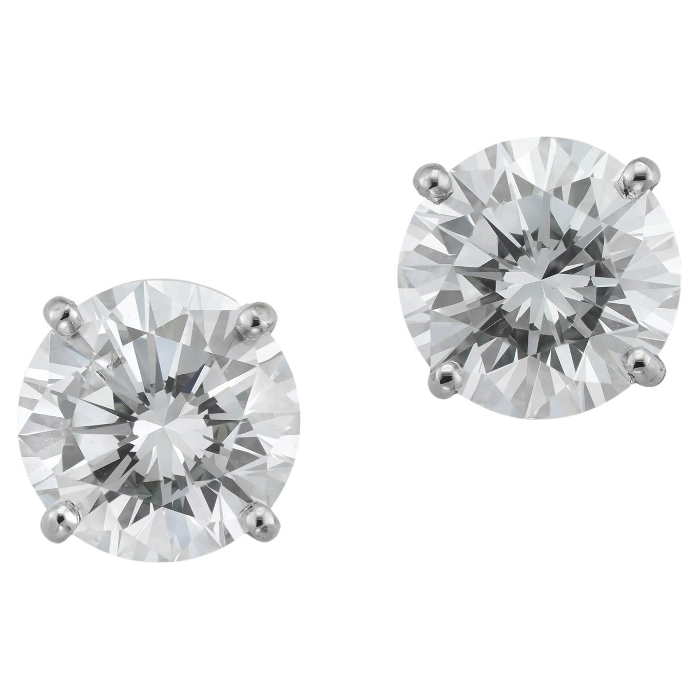 Une paire de clous d'oreilles en diamant en vente