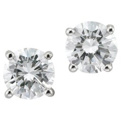 Ein Paar Diamant-Ohrstecker mit Diamanten
