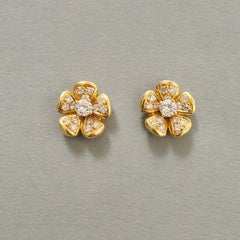 Un paio di orecchini a perno o a fiore con diamante