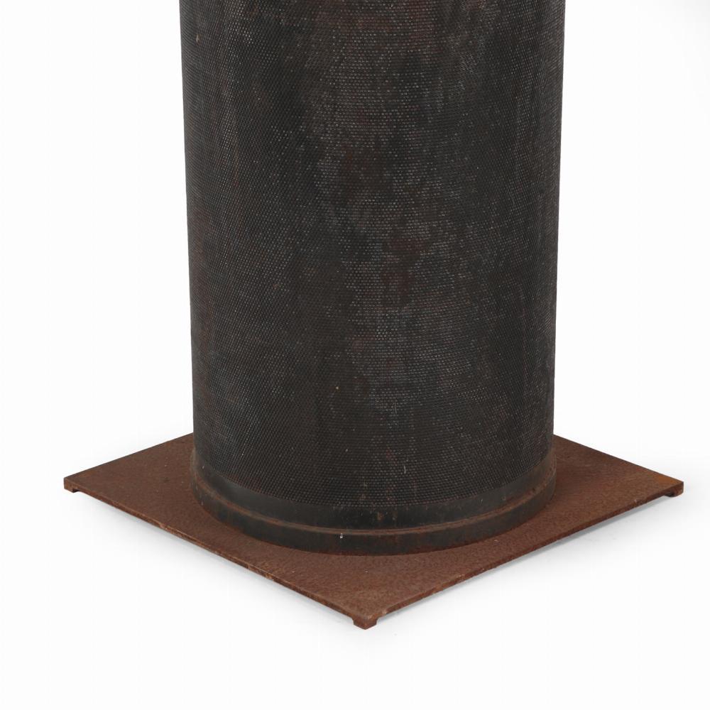 Cette paire frappante de tubes en fer recyclés, désormais utilisés comme lampes de sol, présente une texture de surface alvéolée distinctive. Ces pièces sculpturales illustrent le design utilitaire de l'après-guerre réimaginé sous la forme d'un