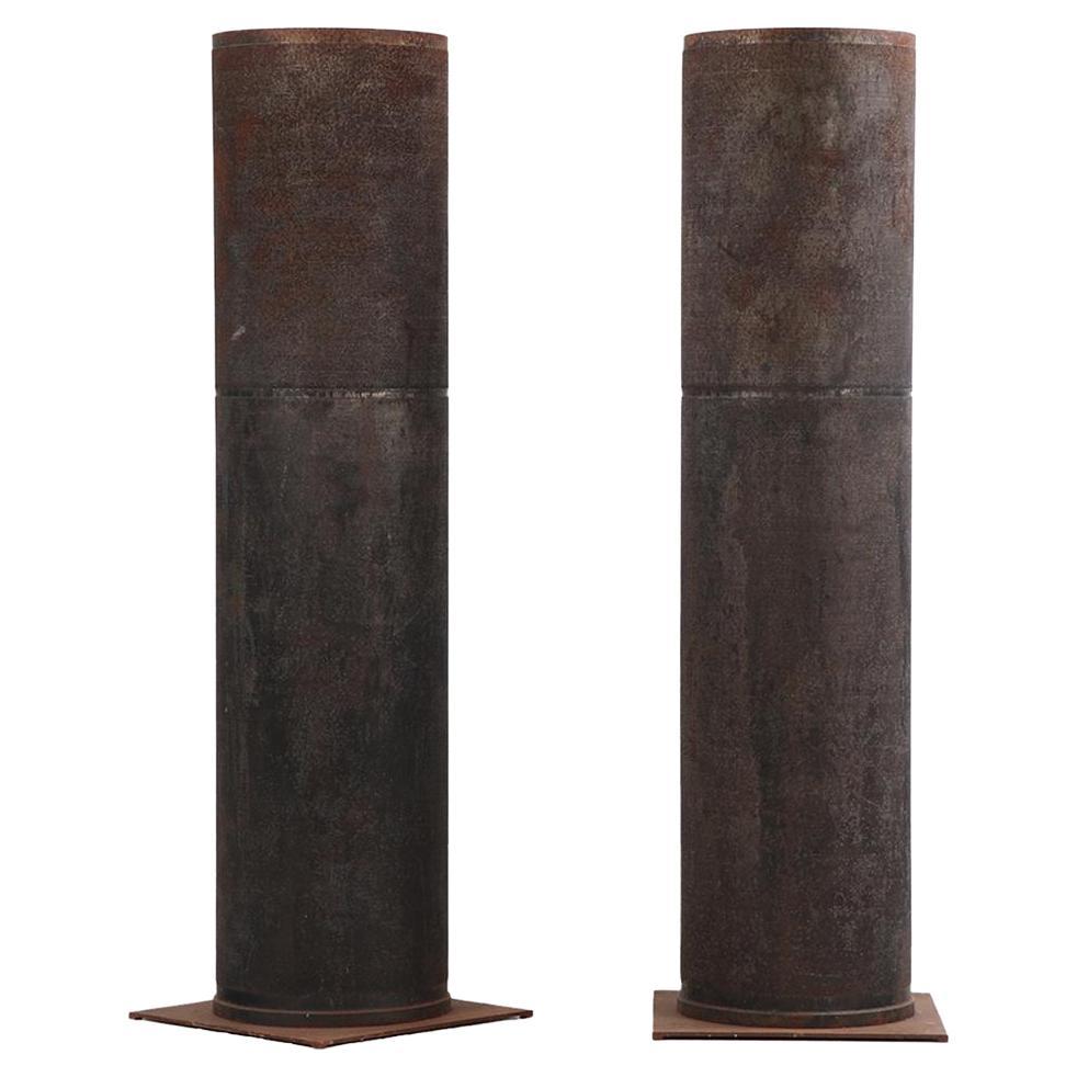 Paire de tubes industriels en fer à fossettes (utilisés comme lampes). en vente