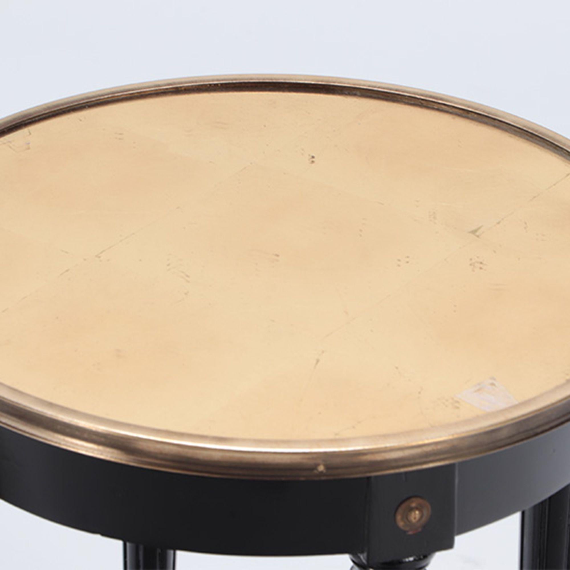 XX secolo Coppia di tavoli ebanizzati in stile Directoire con piani in vetro dorato, circa 1950 in vendita