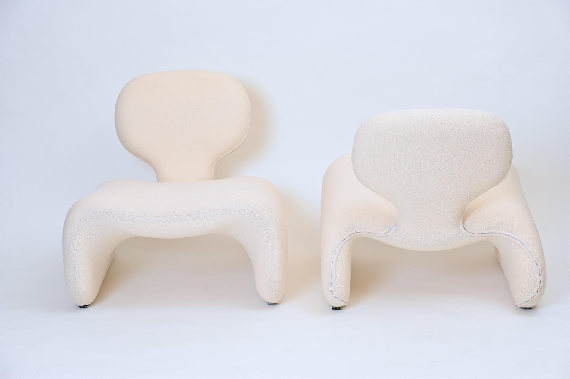 Pair of Djinn Chairs in Off-White Mohair In Excellent Condition In London, GB
