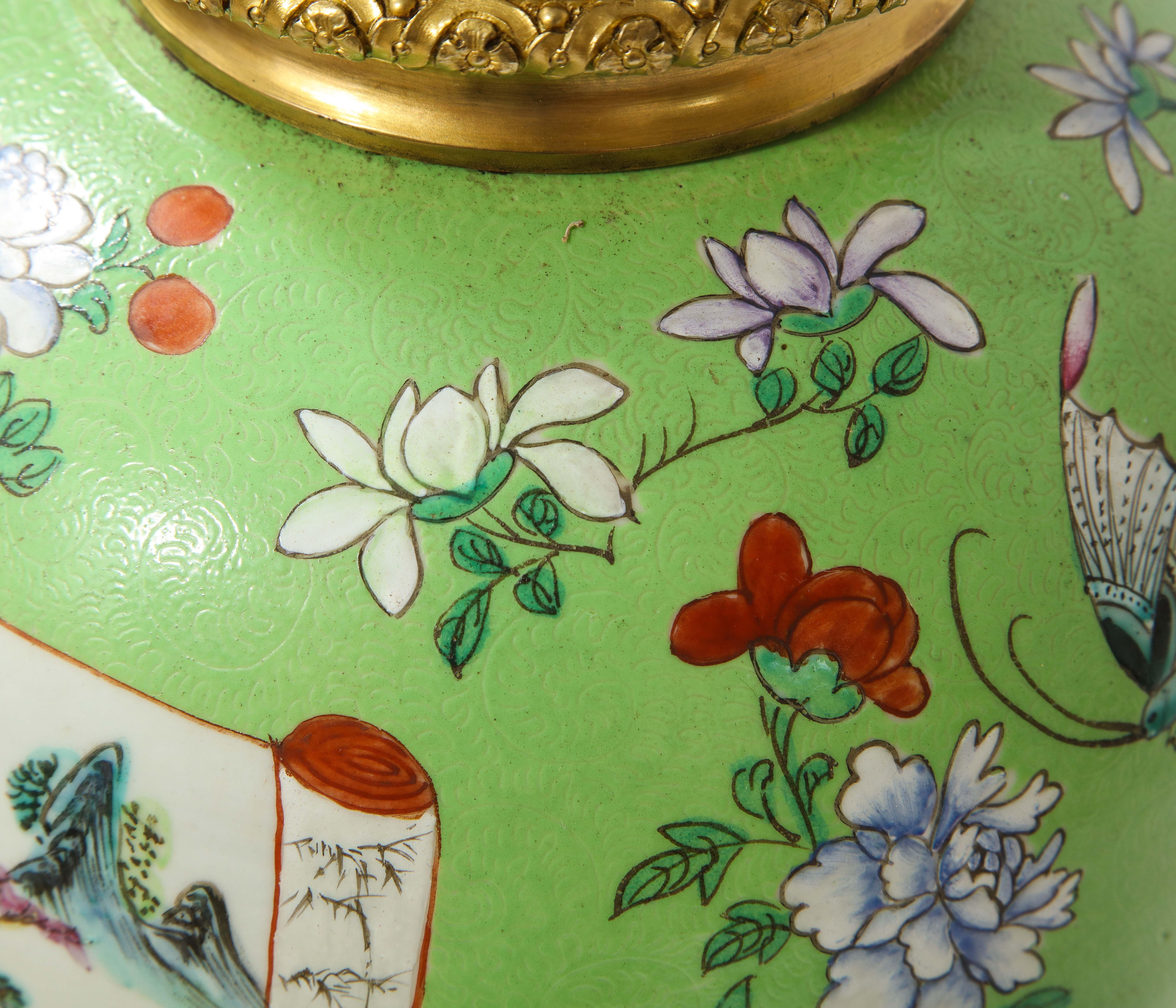 Paire de vases chinois en porcelaine Famille Rose montés sur bronze doré en vente 4