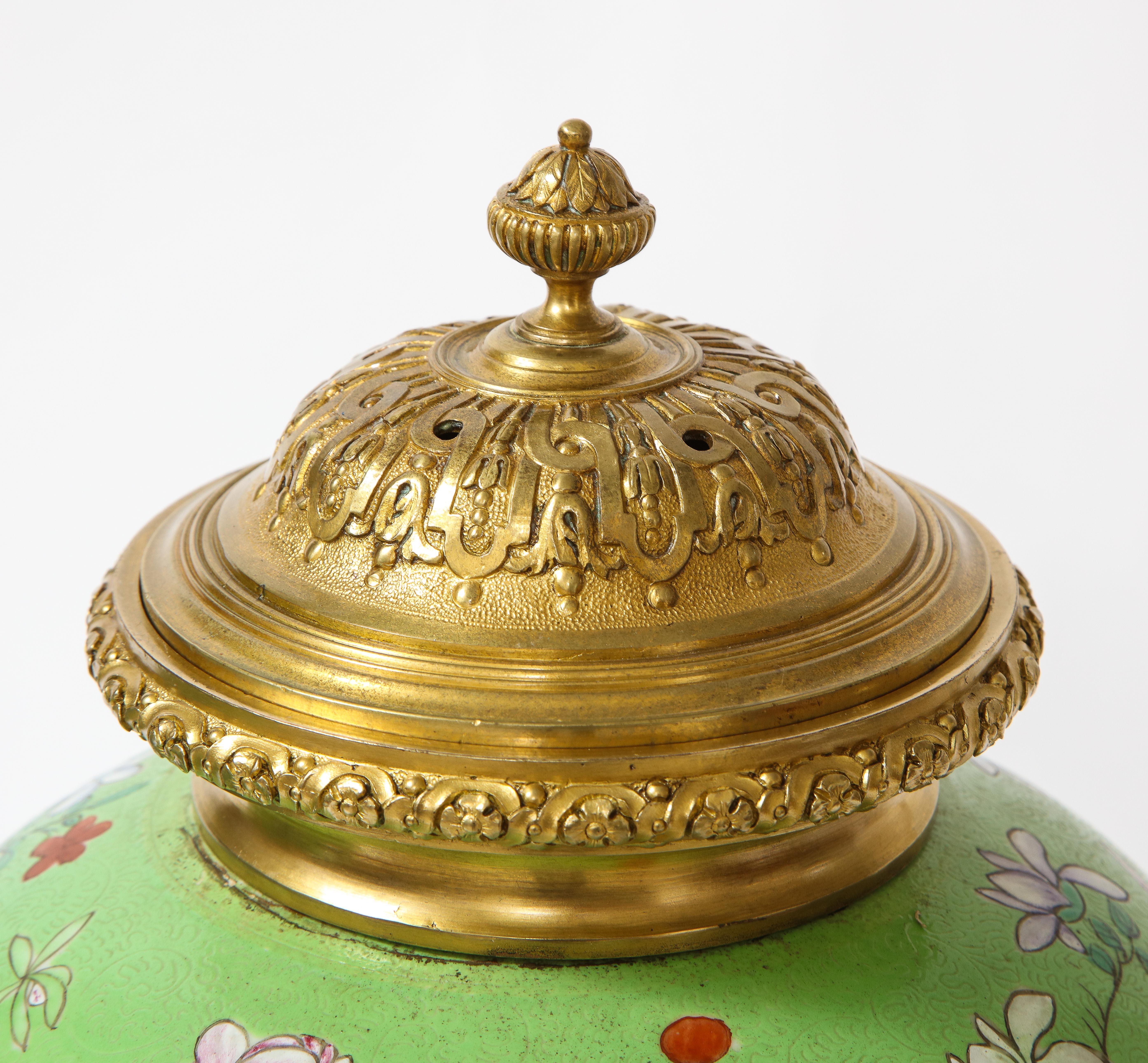Paire de vases chinois en porcelaine Famille Rose montés sur bronze doré en vente 8