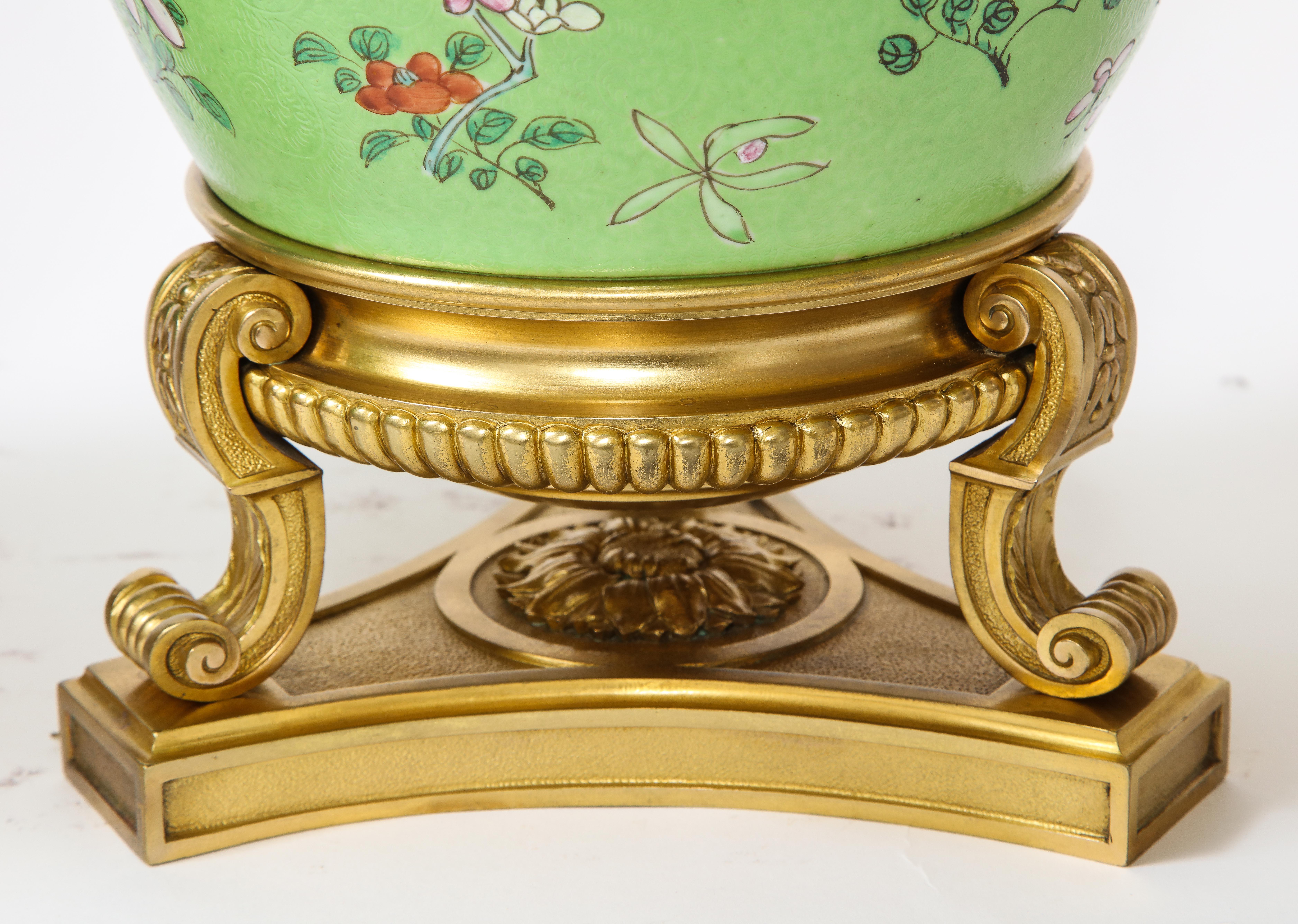Paar dore Bronze montierte chinesische Famille-Rose-Porzellanvasen im Angebot 11