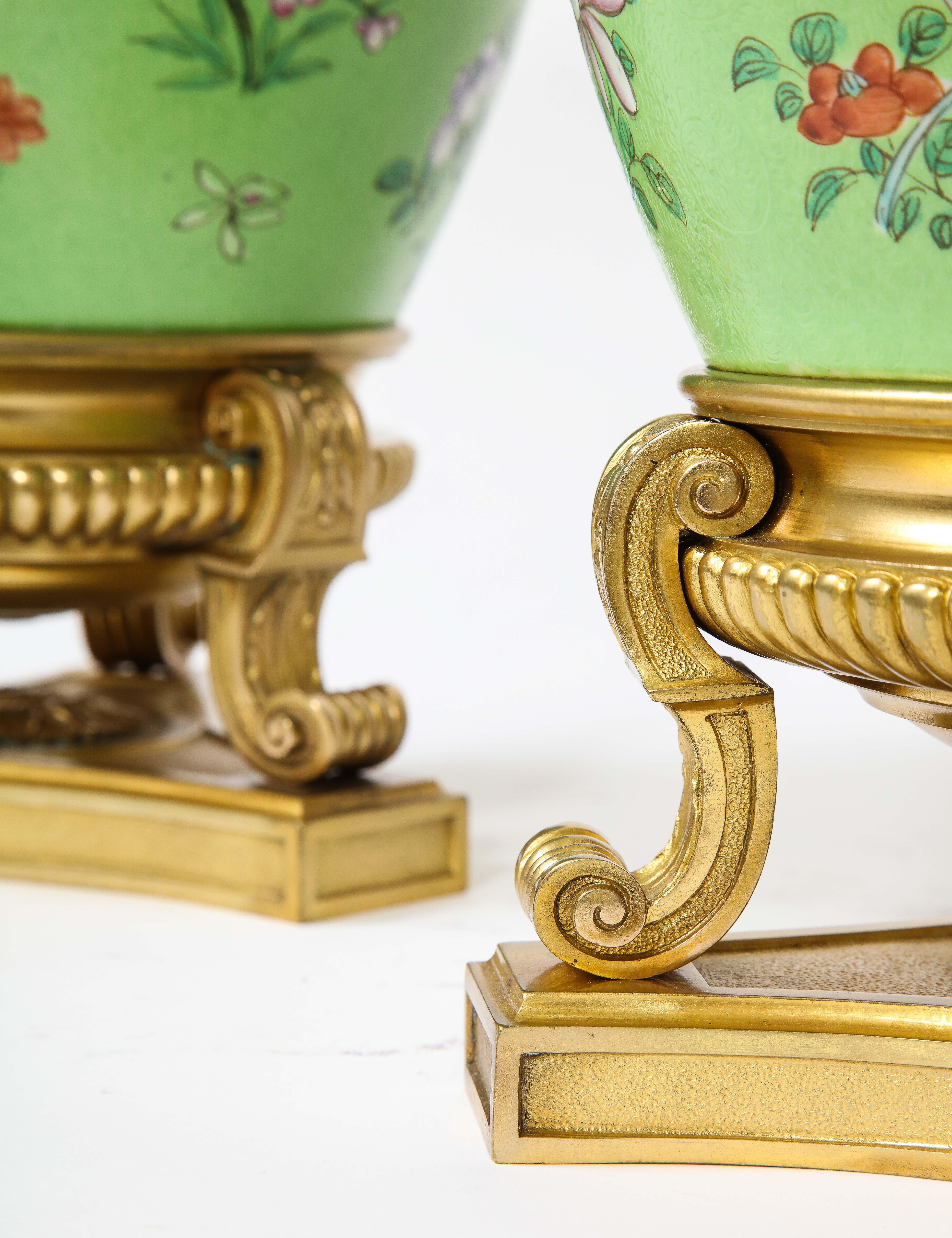 Paire de vases chinois en porcelaine Famille Rose montés sur bronze doré en vente 11