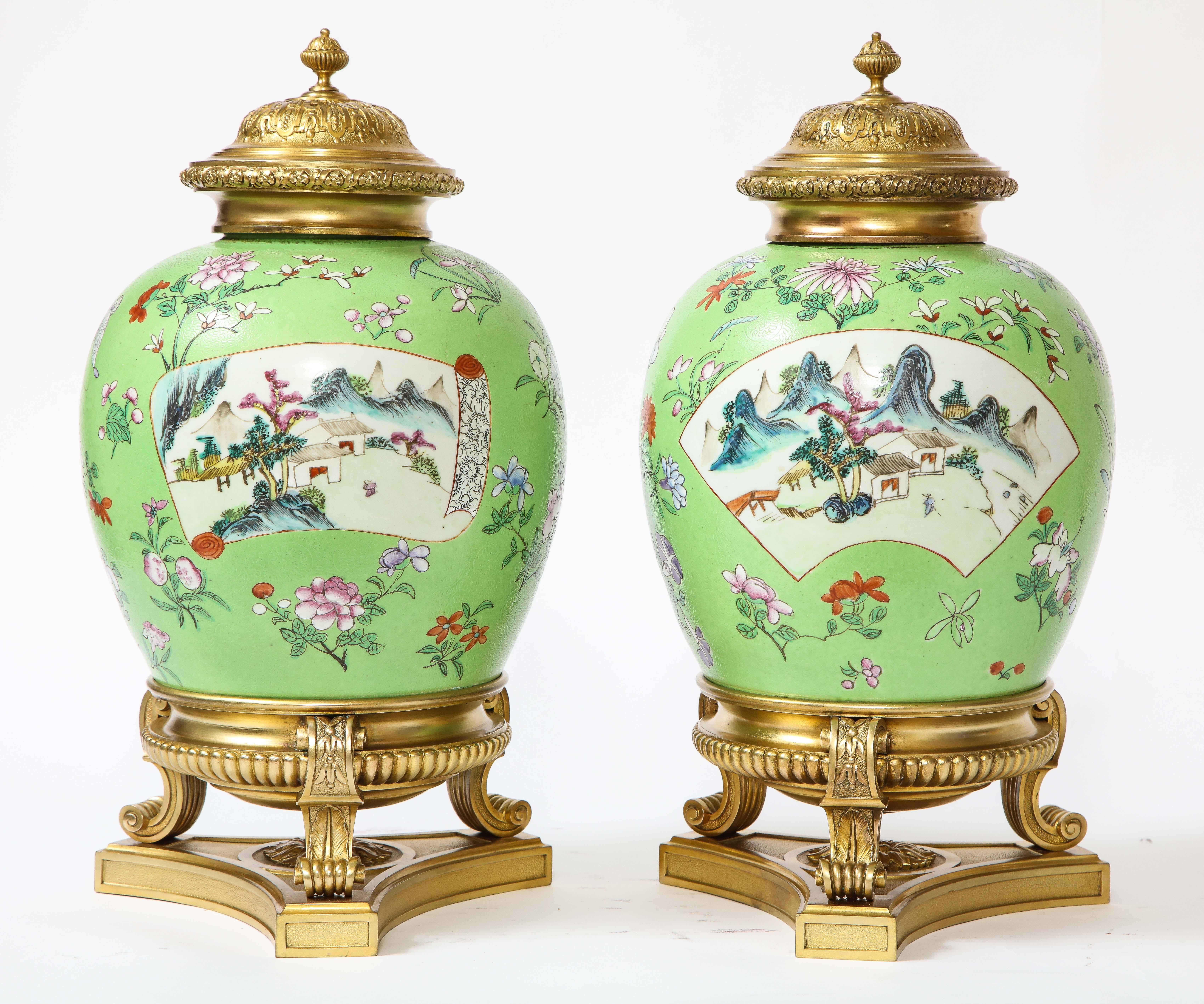 Paar dore Bronze montierte chinesische Famille-Rose-Porzellanvasen (Louis XVI.) im Angebot