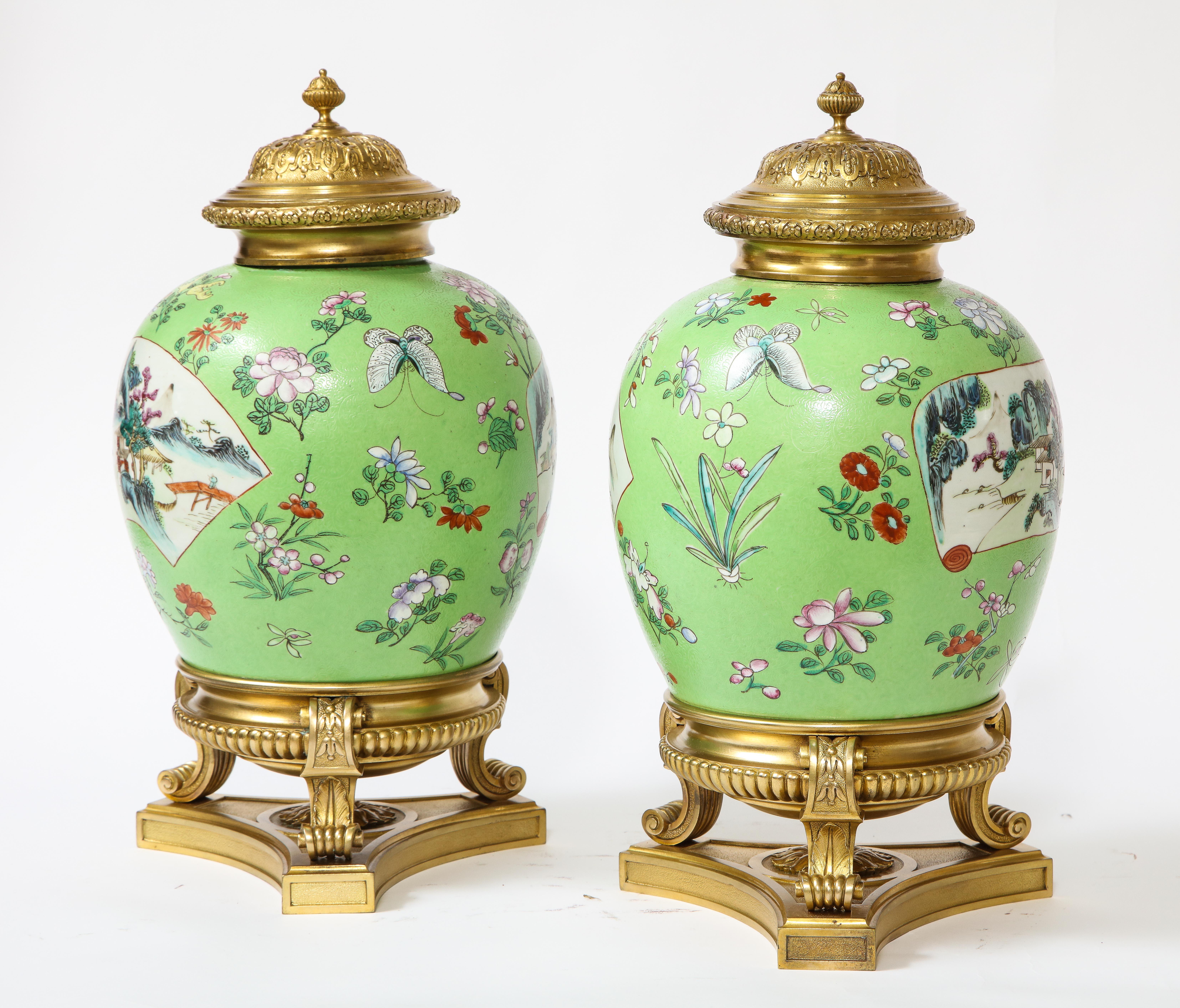Émaillé Paire de vases chinois en porcelaine Famille Rose montés sur bronze doré en vente