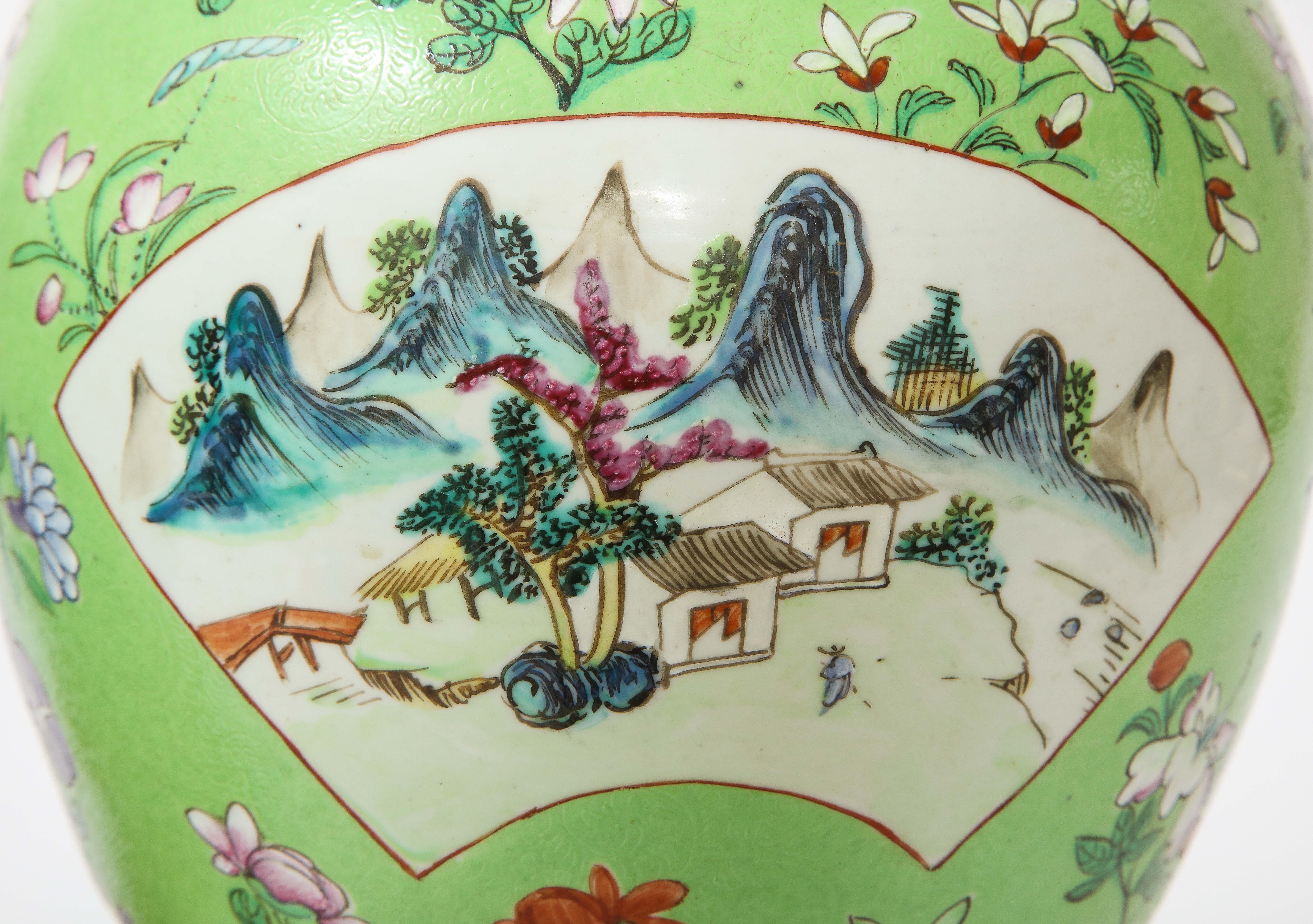Paar dore Bronze montierte chinesische Famille-Rose-Porzellanvasen im Angebot 1