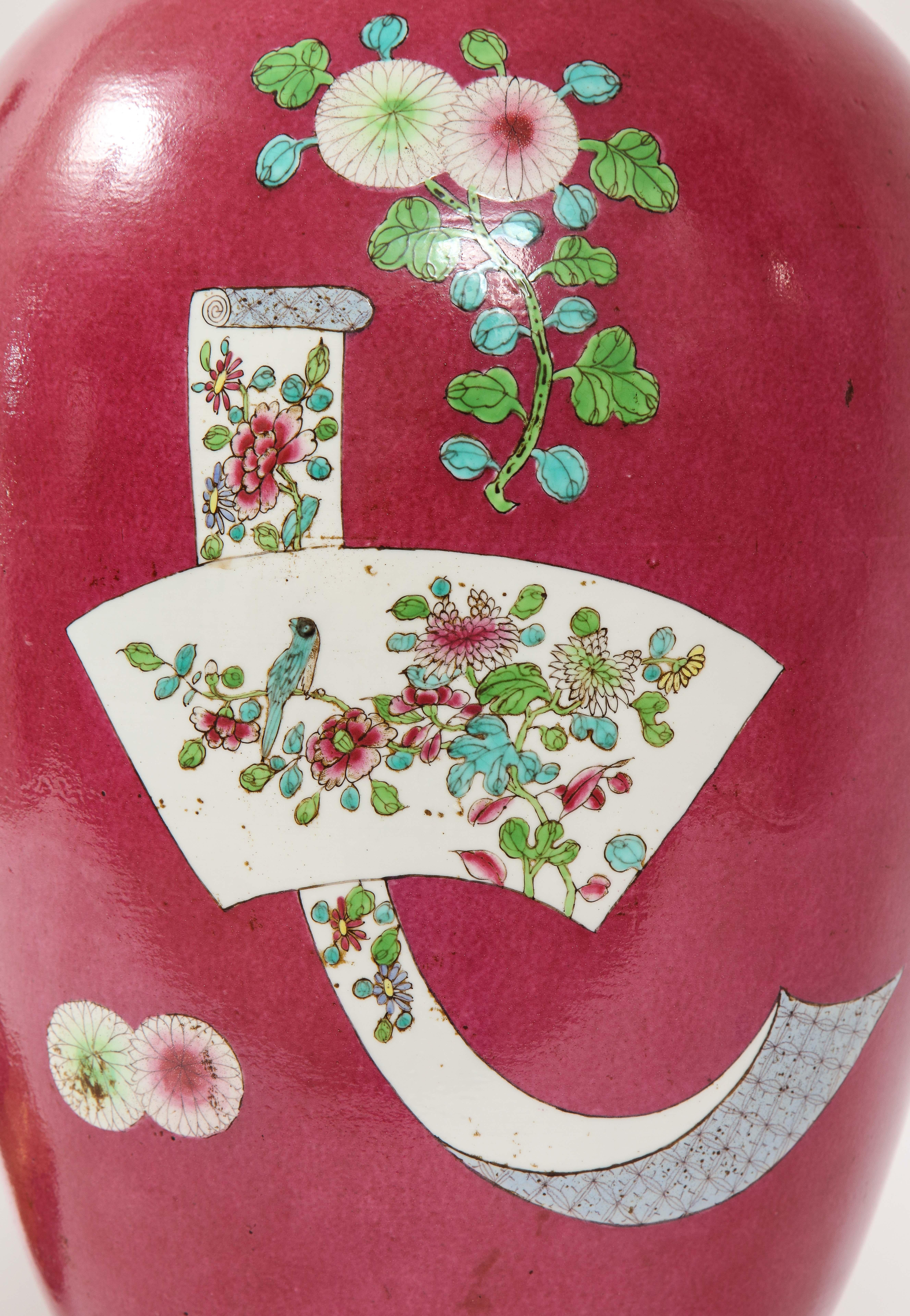Paire de pots en porcelaine chinoise de style Dor montés sur bronze et recouverts d'un fond rouge coq en vente 3