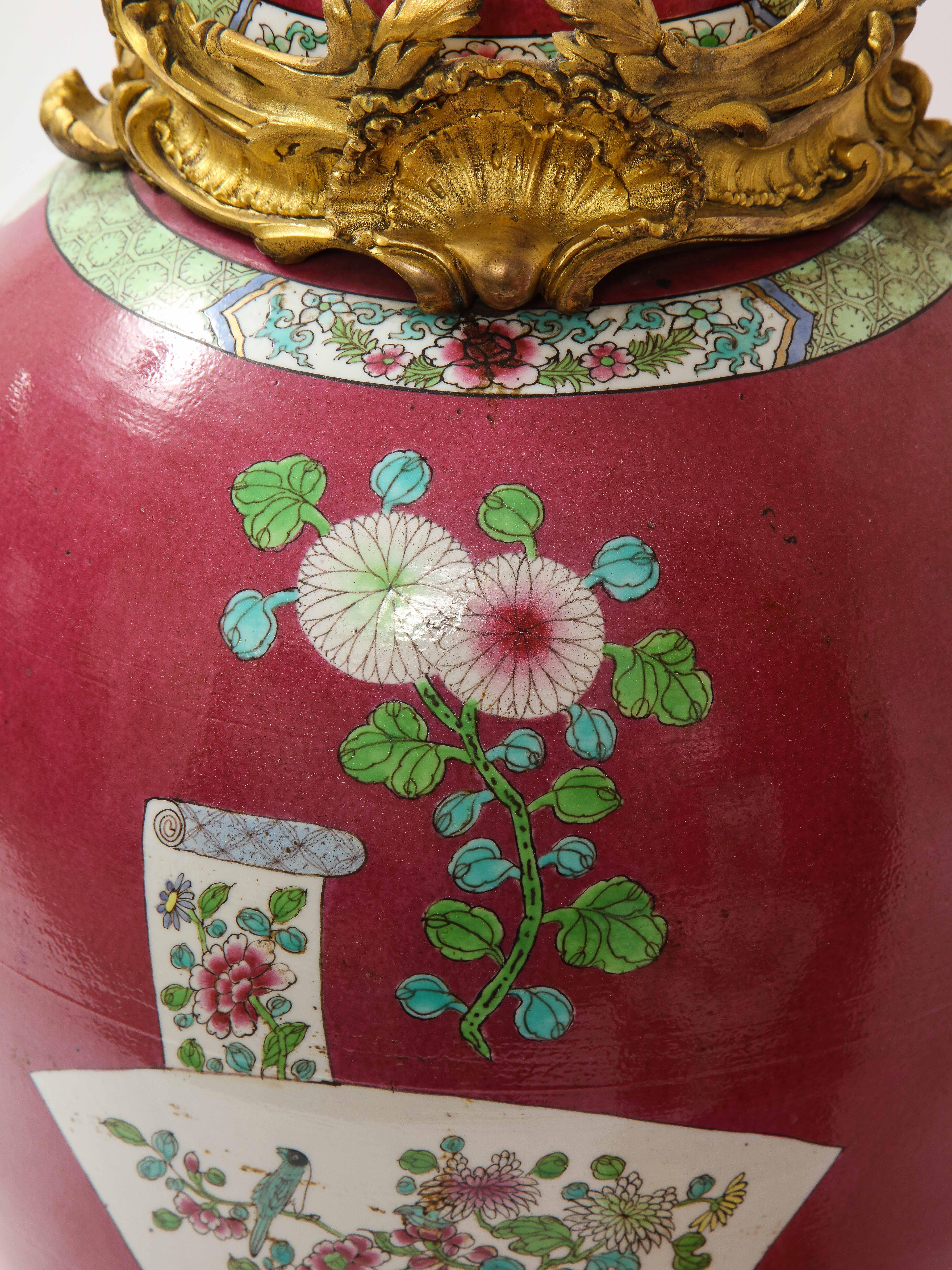 Paire de pots en porcelaine chinoise de style Dor montés sur bronze et recouverts d'un fond rouge coq en vente 4