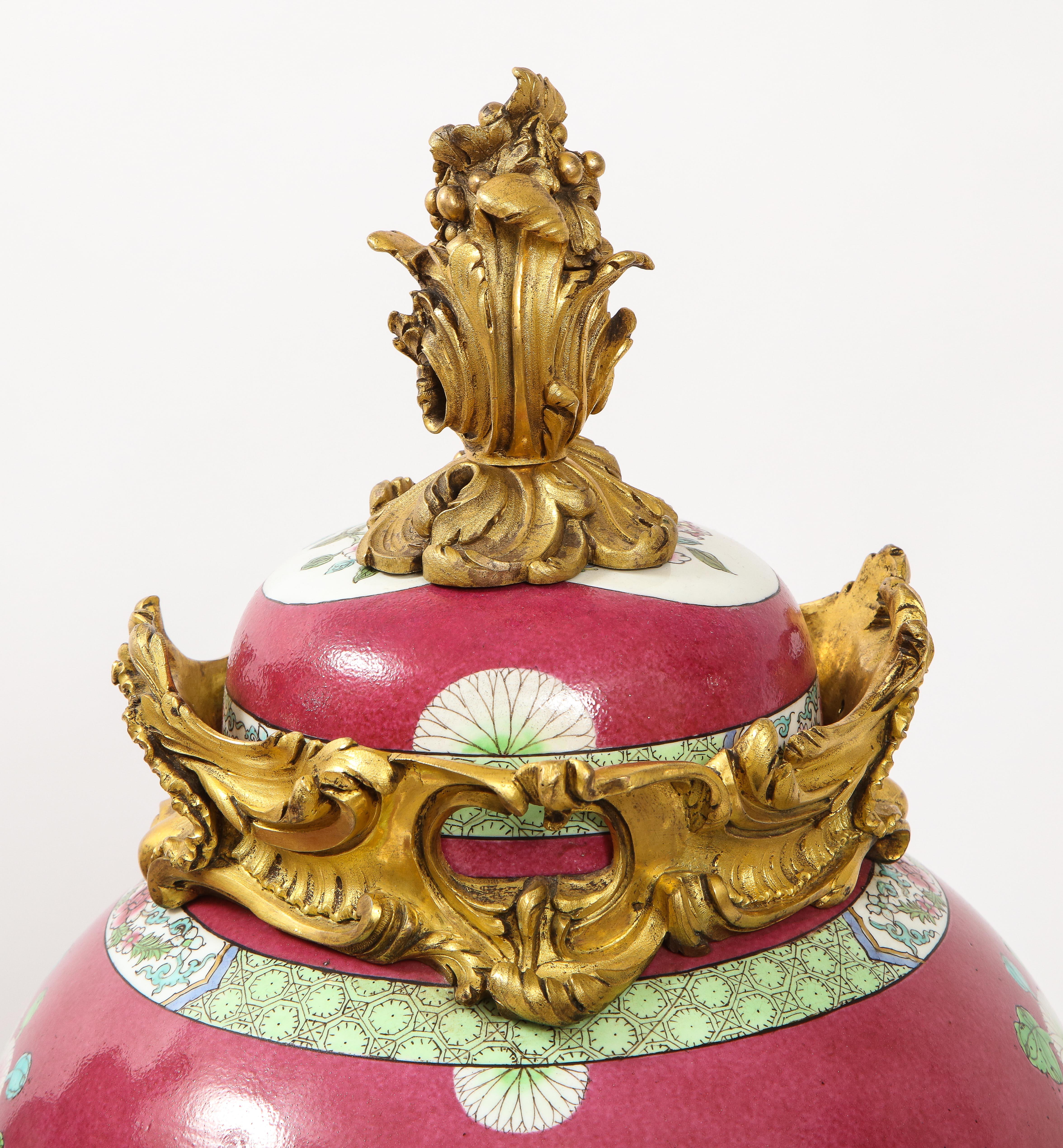 Paire de pots en porcelaine chinoise de style Dor montés sur bronze et recouverts d'un fond rouge coq en vente 6