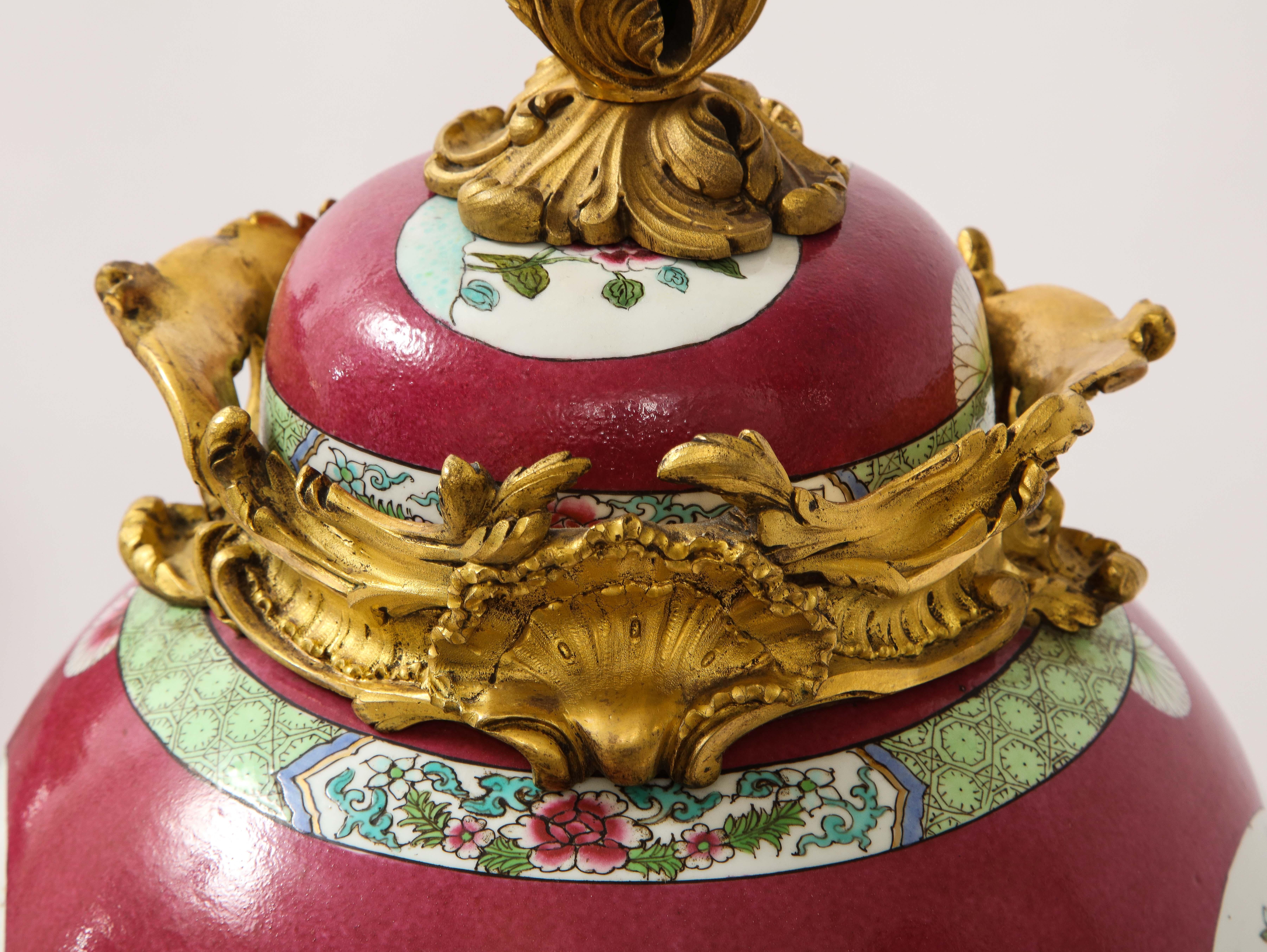 Paire de pots en porcelaine chinoise de style Dor montés sur bronze et recouverts d'un fond rouge coq en vente 7