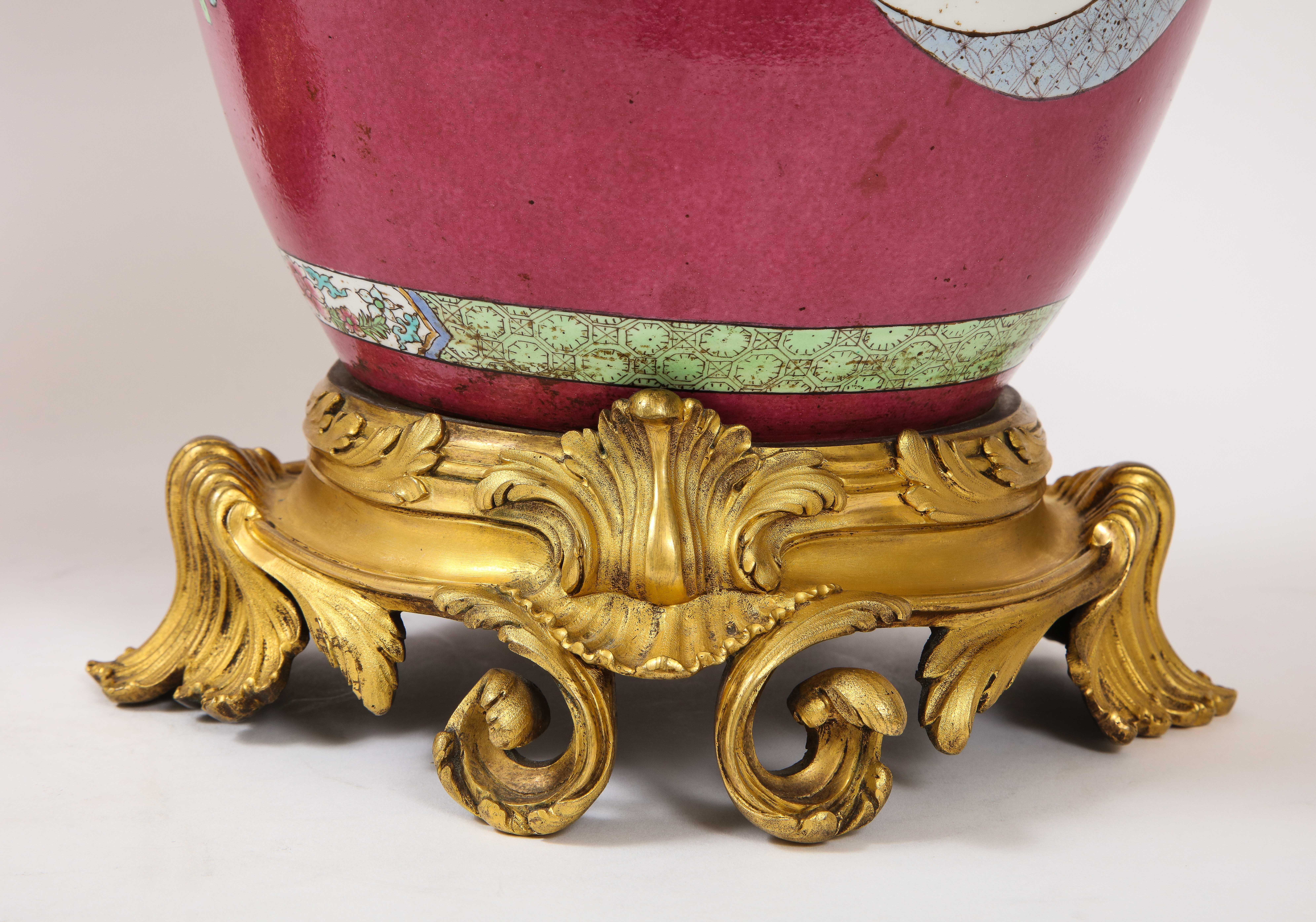Paire de pots en porcelaine chinoise de style Dor montés sur bronze et recouverts d'un fond rouge coq en vente 8