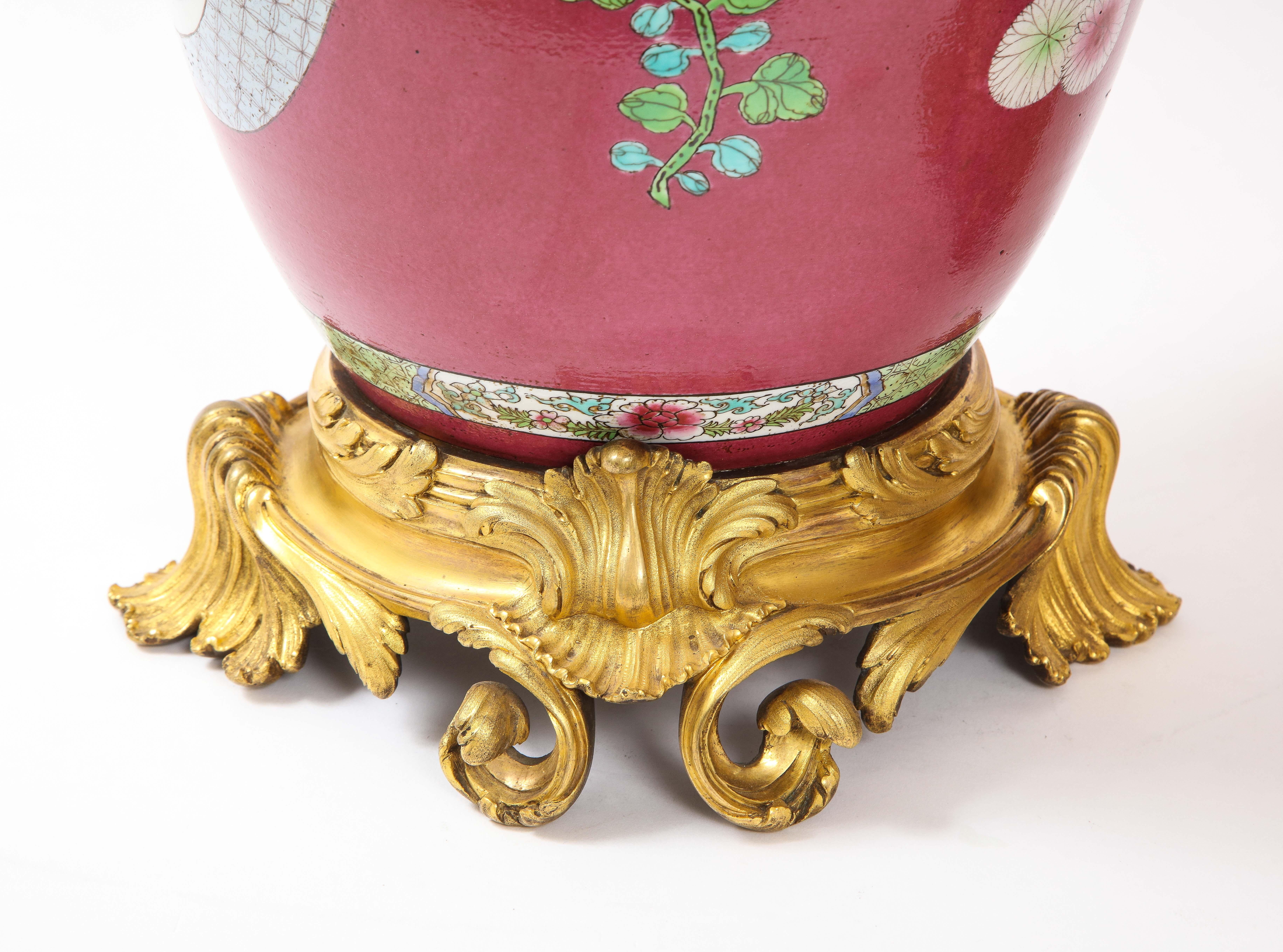 Paire de pots en porcelaine chinoise de style Dor montés sur bronze et recouverts d'un fond rouge coq en vente 9