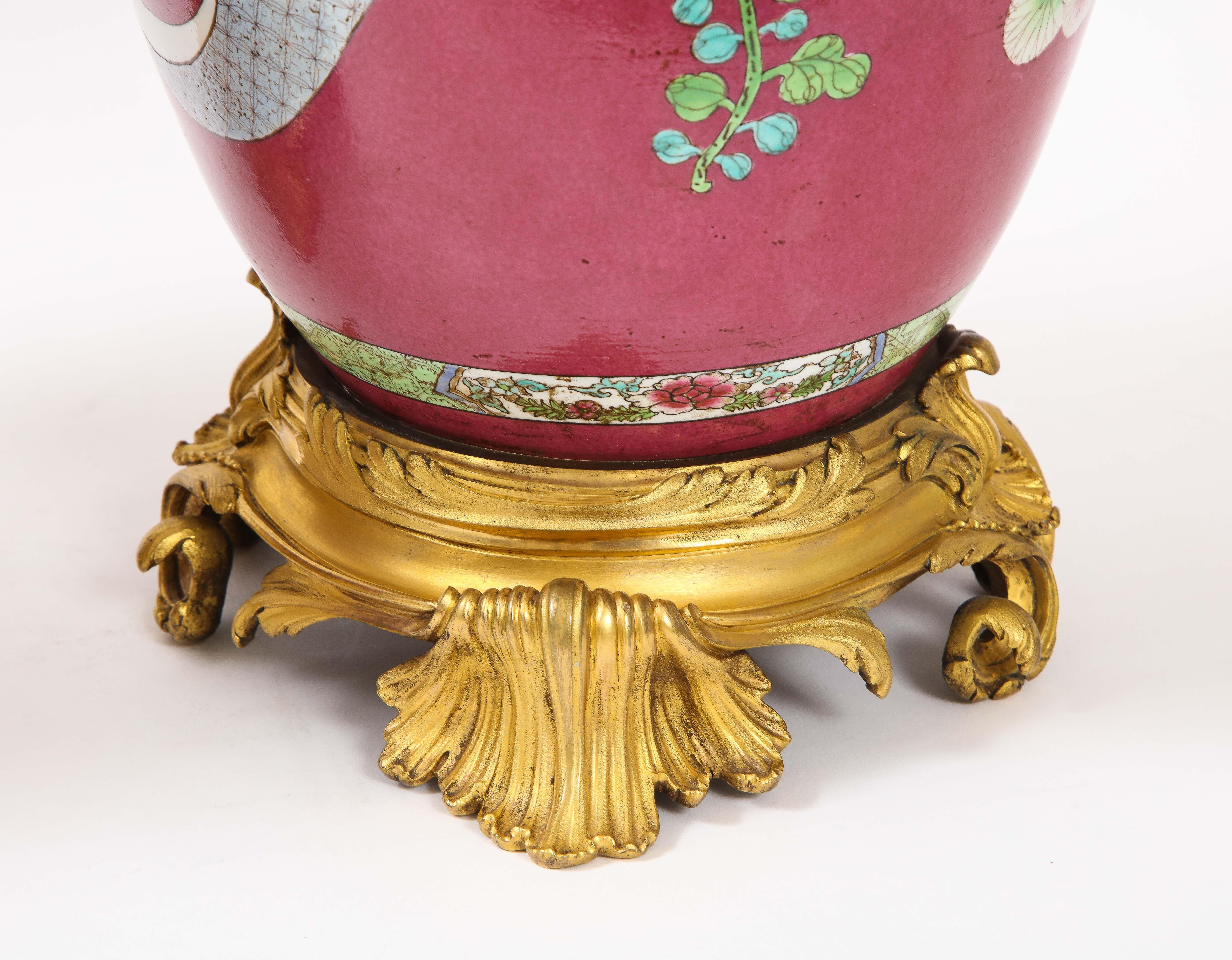 Paire de pots en porcelaine chinoise de style Dor montés sur bronze et recouverts d'un fond rouge coq en vente 10