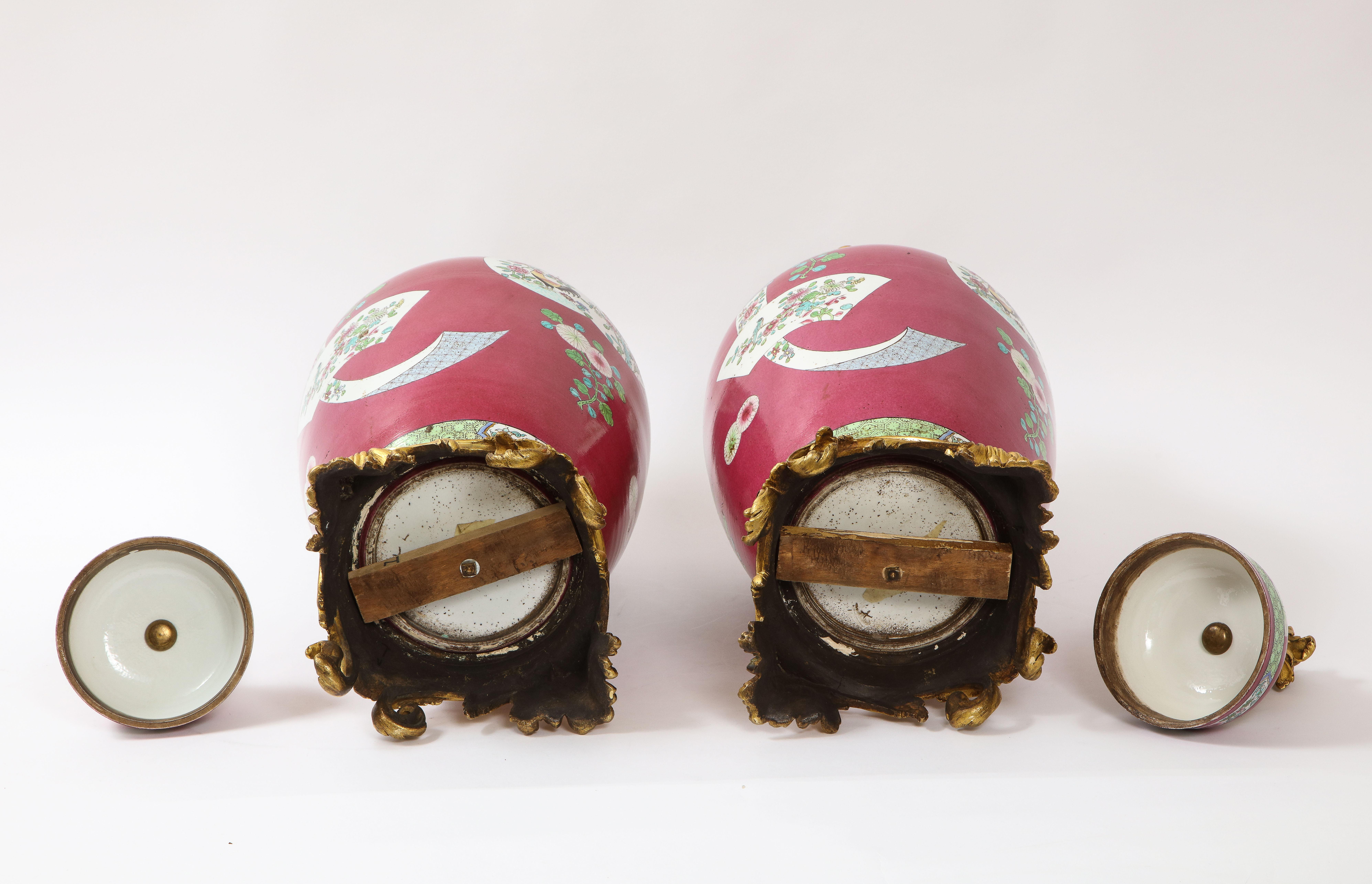 Paire de pots en porcelaine chinoise de style Dor montés sur bronze et recouverts d'un fond rouge coq en vente 11