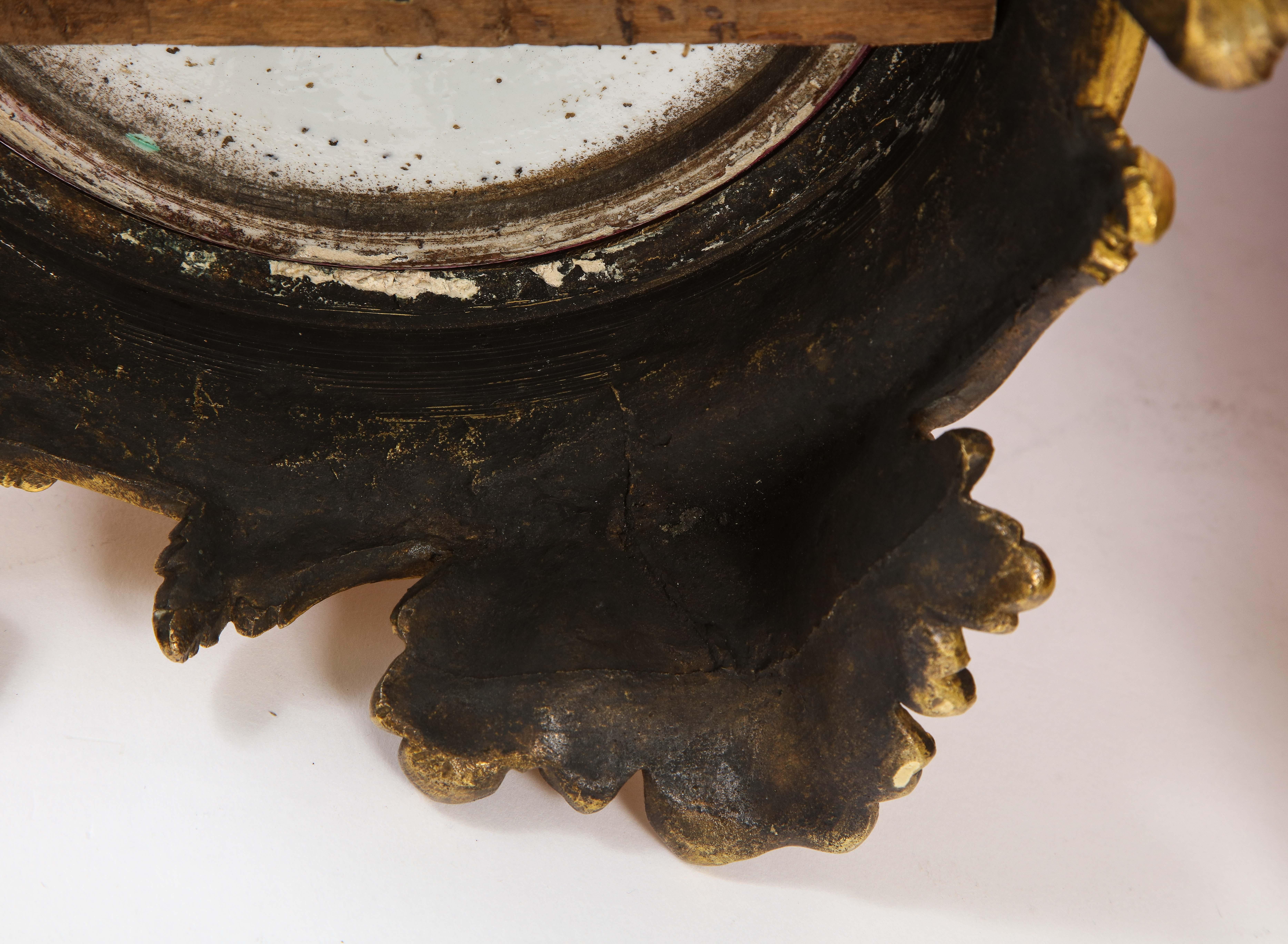 Paire de pots en porcelaine chinoise de style Dor montés sur bronze et recouverts d'un fond rouge coq en vente 12