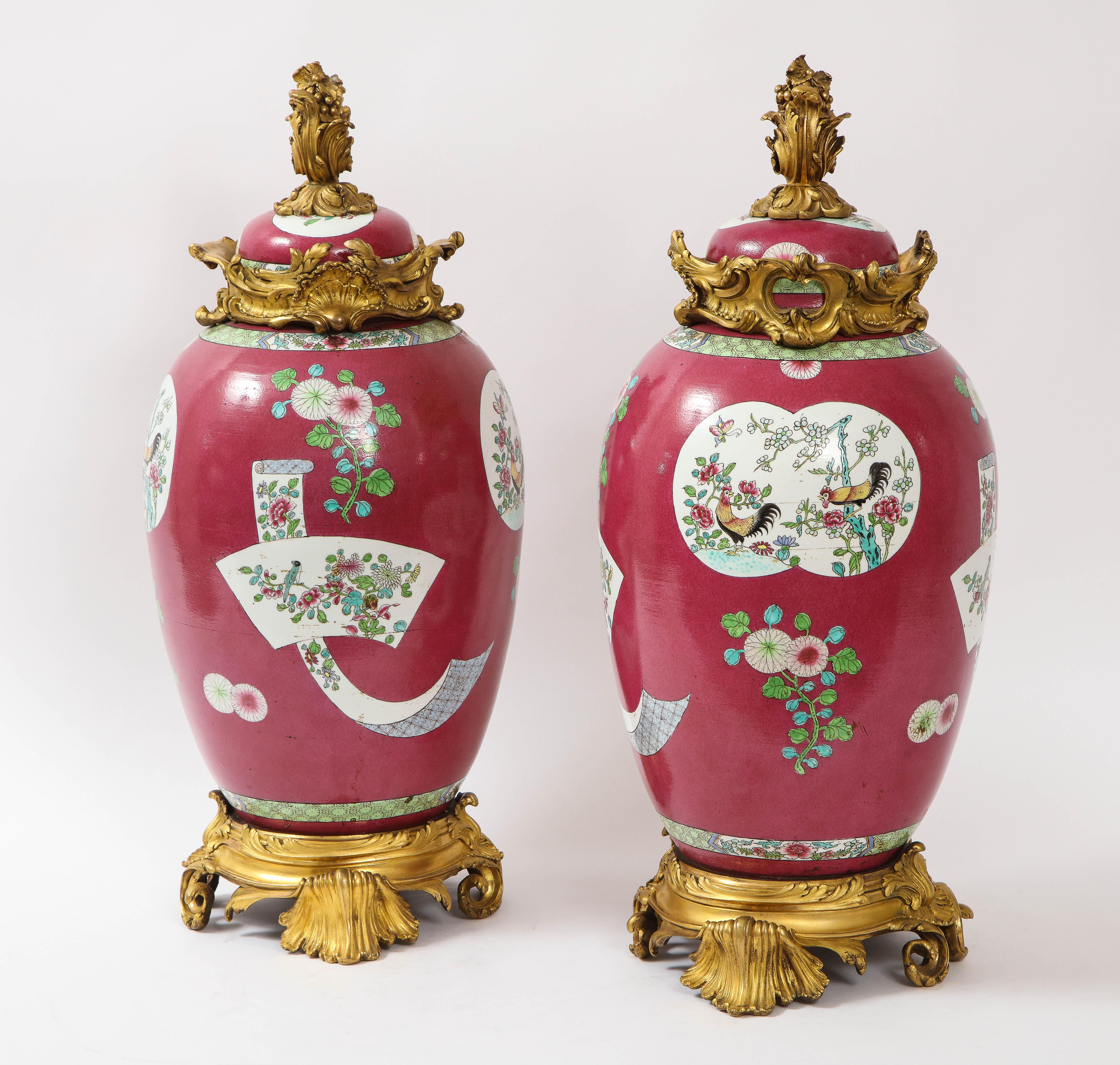 Louis XV Paire de pots en porcelaine chinoise de style Dor montés sur bronze et recouverts d'un fond rouge coq en vente